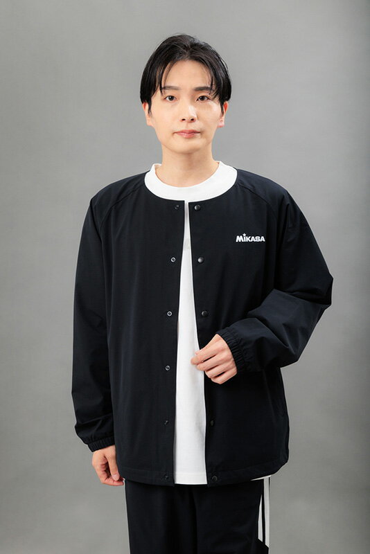【返品種別A】□「返品種別」について詳しくはこちら□サイズガイド・記載のサイズは、ミカサオリジナルのサイズです。・こちらはお客様の身体の目安寸法を示したガイドです。　実際の商品の仕上がり寸法(実寸)とは異なりますのでご注意ください。・ユニセックス(男女兼用)サイズです。S：[身長]160-167cm [チェスト・バスト]83-90cm [ウエスト]65-72cmM：[身長]166-173cm [チェスト・バスト]88-95cm [ウエスト]70-77cmL：[身長]172-178cm [チェスト・バスト]93-99cm [ウエスト]75-81cmXL：[身長]177-183cm [チェスト・バスト]97-103cm [ウエスト]80-85cmXXL：[身長]182-188cm [チェスト・バスト]101-107cm [ウエスト]85-91cm◆機能性ストレッチ布帛素材（T-800弾性繊維使い）を使用した、軽量で持ち運びに便利なパッカブルジャケット。◆柔らかな風合いと動きやすさを兼ね備え、アクティブシーンから日常使いまで幅広いシーンで活躍します。◆左胸の立体ロゴがさりげないアクセントとなり、シンプルで洗練されたデザインに。◆専用の収納袋付きでコンパクトに持ち運び可能。◆裾はアジャストゴム仕様でフィット感を調整でき、少し深めのクルーネックはネックウォーマーなどとのレイヤードにも相性抜群です。■　仕　様　■寸法・・・S：[後着丈]66cm [身巾]53.5cm [肩巾]45cmM：[後着丈]68cm [身巾]55cm [肩巾]46.5cmL：[後着丈]70cm [身巾]56.5cm [肩巾]48cmXL：[後着丈]72cm [身巾]58cm [肩巾]50cmXXL：[後着丈]74cm [身巾]59.5cm [肩巾]52cm素材：[表地]ポリエステル 100％ [裏地・袋メッシュ部分]ポリエステル 100％ストレッチ性パッカブル[2610BKXXL]ミカサアウトドア＞スポーツ用品＞ウェア・アクセサリー＞トレーニングウェア