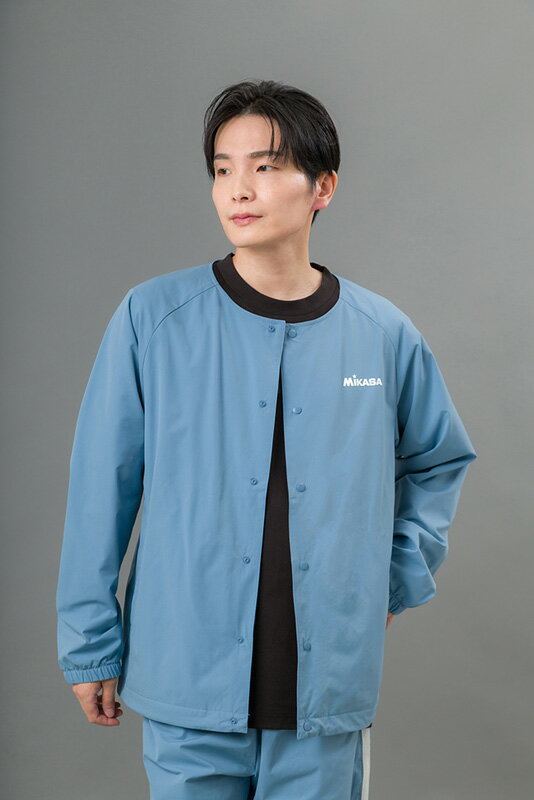 【返品種別A】□「返品種別」について詳しくはこちら□サイズガイド・記載のサイズは、ミカサオリジナルのサイズです。・こちらはお客様の身体の目安寸法を示したガイドです。　実際の商品の仕上がり寸法(実寸)とは異なりますのでご注意ください。・ユニセックス(男女兼用)サイズです。S：[身長]160-167cm [チェスト・バスト]83-90cm [ウエスト]65-72cmM：[身長]166-173cm [チェスト・バスト]88-95cm [ウエスト]70-77cmL：[身長]172-178cm [チェスト・バスト]93-99cm [ウエスト]75-81cmXL：[身長]177-183cm [チェスト・バスト]97-103cm [ウエスト]80-85cmXXL：[身長]182-188cm [チェスト・バスト]101-107cm [ウエスト]85-91cm◆機能性ストレッチ布帛素材（T-800弾性繊維使い）を使用した、軽量で持ち運びに便利なパッカブルジャケット。◆柔らかな風合いと動きやすさを兼ね備え、アクティブシーンから日常使いまで幅広いシーンで活躍します。◆左胸の立体ロゴがさりげないアクセントとなり、シンプルで洗練されたデザインに。◆専用の収納袋付きでコンパクトに持ち運び可能。◆裾はアジャストゴム仕様でフィット感を調整でき、少し深めのクルーネックはネックウォーマーなどとのレイヤードにも相性抜群です。■　仕　様　■寸法・・・S：[後着丈]66cm [身巾]53.5cm [肩巾]45cmM：[後着丈]68cm [身巾]55cm [肩巾]46.5cmL：[後着丈]70cm [身巾]56.5cm [肩巾]48cmXL：[後着丈]72cm [身巾]58cm [肩巾]50cmXXL：[後着丈]74cm [身巾]59.5cm [肩巾]52cm素材：[表地]ポリエステル 100％ [裏地・袋メッシュ部分]ポリエステル 100％ストレッチ性パッカブル[2610BLM]ミカサアウトドア＞スポーツ用品＞ウェア・アクセサリー＞トレーニングウェア