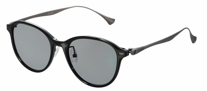 【返品種別A】□「返品種別」について詳しくはこちら□メーカー保証期間 1年◆小ぶりで軽やか、あらゆる場面で自然に映えるユニセックスボストン。柔らかな曲線を描くフロントシェイプ、性別を問わず掛けやすい細身のフォルム。あらゆる場面で自然に映える使い回しやすいデザインを、やや小顔向けのユニセックスなサイズ感に。緩やかに厚みを変えるβチタンテンプルが、しなやかなバネ性やバランスをコントロール。長時間の使用でも疲れを感じさせない軽やかな掛け心地で、多様なライフスタイルに寄り添うコンビフレーム。◆レンズカラー：トゥルービュー色彩の再現性に優れたナチュラルなレンズ。裸眼のように自然な視界。色彩の再現性に優れたナチュラルなレンズ。一瞬、掛けていることを忘れるほど自然な視界のまま水面のギラつきを確実にカット。晴天から曇天までエリアを問わず様々なシーンで眩しさを抑え、裸眼に近い感覚で疲れず快適に使用可能。◆明るくクリアで眩しくない鮮明な視界ただ暗く光を遮るサングラスとは異なり、見えていなかったディテールまで鮮やかに。強い陽射しなどの自然光の眩しさを和らげながら、有害な紫外線や視界を妨げる反射光をカット。アウトドアやフィッシングでは水面や雪面の乱反射を、ドライブでは路面の照り返しやフロントガラスへの映り込みなど様々な反射光を抑え、高性能偏光フィルターが目に優しい光だけを通す偏光レンズのクリアな視界。最高水準の解像力と軽さを高品質な日本製偏光レンズを採用紫外線などの有害な光や不意のアクシデントから目を保護するために偏光サングラスは欠かせない。しかし長時間、目を酷使する過酷なフィールドではいかに疲れを軽減できるかが重要になる。そして一瞬の動きを捉えてわずかな変化を見逃さないために、求められているのはハイレベルな解像力。ZEQUEは軽さと見え方の質にこだわった高品質な日本製の偏光レンズを採用し、機能を高めるコーティングを全ての製品に完備している。TALEX CR-39 Polarized (PPL75)高性能偏光フィルターと透明感溢れる液体素材で形成。優れた光学性能と軽さ、透明度の高いクリアな視界が特徴のCR-39製偏光レンズ。揺れや歪みがなく目に優しい視界が長時間の使用でも疲れを軽減。有害な紫外線を99.9％以上ブロックし、高度な染色技術で可視光線域の光をバランスよくカット。通常のポリカーボネイト偏光レンズ量産偏光フィルターと固形原料を高熱で液化した素材で形成。透明度に劣るポリカーボネイト製の偏光レンズは650nm付近の赤色波長の可視光線を透過し、水面の波頭などがギラつく赤抜け現象が起こる。内面反射や傷防止、撥水効果 機能を高めるコーティングを完備レンズ表面に幾層もの薄膜を重ねて多層膜を形成するレンズコーティング。全てのレンズ表層にナノレベル技術で高い密着性を誇る超撥水コートを施すことで、摩擦係数が大幅に向上。フィッシングやアウトドアでは避けられない雨や海水などの水滴を風圧で弾き落とし、細かな砂埃や花粉などの付着を軽減。抜群の撥水効果で快適な視界を長時間キープする。ハードマルチコート傷を防止して耐久性を高めるハードコート。内面反射や映り込みを防ぎ、透過率を上げるマルチコート。二種類のコーティングをレンズの表裏両面に採用。ハードマルチミラーコートハードコートに加えて表面にミラーコート、裏面にマルチコートを採用。ミラーの反射で外部から目が透けて見えにくくなり、可視光線透過率が約3％低下。実績あるレンズバリエーション多彩なシーンに応えフィールドの変化を読む、実績あるレンズバリエーション。豊富なレンズカラーから自信のスタイルや環境に合わせて最適なレンズをセレクト。各レンズの特性を知り、刻々と移りゆく状況に合わせて巧みに使い分けることで、意のままにならない自然との対話をより支えてくれるだろう。想像するしかなかった水面や水中の様子がわかる、魚が見える想像するしかなかった水面や水中の様子がわかる、魚が見える。各レンズの表記で「可視光線透過率」はレンズが自然光を通す割合を表し、この数値が大きいほど光をよく通す明るいレンズ。「偏光度」は反射光をカットする割合を表し、可視光線透過率に反比例するためレンズカラーが濃く暗いほど偏光度は高く、レンズカラーが薄く明るいレンズほど高い偏光度を保つことが難しくなる。■　仕　様　■フレーム：ナイロン ＆ βチタンレンズ：TALEX(タレックス) CR-39 Polarizedレンズコート：ハードマルチコートレンズカーブ：4カーブサイズ：50□19-148(52×46)偏光度：99％以上可視光線透過率：30％紫外線カット率：99％以上付属品：ハードケース、メガネ拭き[F2322ZEQUE]ZEQUEアウトドア＞フィッシング＞ウェア・帽子・靴＞アクセサリー