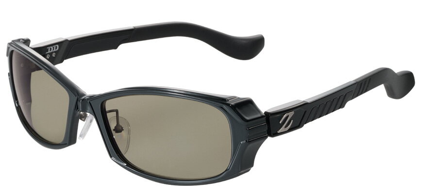 【返品種別A】□「返品種別」について詳しくはこちら□メーカー保証期間 1年◆特性が異なる素材を組み合わせ、質感が異なる黒を一つに遮光性を重視したワイドなフロントは、段落ち部分に墨入れ塗装を施した立体感溢れる造形。テンプル部をフロントとは特性の異なる樹脂で成形し、βチタン製バネヒンジで接続。フレーム全体でしなやかなフィット感を生み出す。調整可能な厚めのモダンやテンプル後方に配したエラストマー素材で最適な重量バランスに。艶ありと艶消しの質感の違いや素材感の違いで、深みのある単色を表現。◆レンズカラー：トゥルービュースポーツ自然な色合いとコントラストの絶妙なバランス。様々なフィールドに。自然な見え方のトゥルービューに物体の輪郭を強調するコントラスト性能を付加。視界の色調変化を極力抑えたまま、アングラーに必要な情報が見やすくなるオールマイティーな使用感は、様々なフィールドでストレスの無い視界を確保する。◆明るくクリアで眩しくない鮮明な視界ただ暗く光を遮るサングラスとは異なり、見えていなかったディテールまで鮮やかに。強い陽射しなどの自然光の眩しさを和らげながら、有害な紫外線や視界を妨げる反射光をカット。アウトドアやフィッシングでは水面や雪面の乱反射を、ドライブでは路面の照り返しやフロントガラスへの映り込みなど様々な反射光を抑え、高性能偏光フィルターが目に優しい光だけを通す偏光レンズのクリアな視界。最高水準の解像力と軽さを高品質な日本製偏光レンズを採用紫外線などの有害な光や不意のアクシデントから目を保護するために偏光サングラスは欠かせない。しかし長時間、目を酷使する過酷なフィールドではいかに疲れを軽減できるかが重要になる。そして一瞬の動きを捉えてわずかな変化を見逃さないために、求められているのはハイレベルな解像力。ZEQUEは軽さと見え方の質にこだわった高品質な日本製の偏光レンズを採用し、機能を高めるコーティングを全ての製品に完備している。TALEX CR-39 Polarized (PPL75)高性能偏光フィルターと透明感溢れる液体素材で形成。優れた光学性能と軽さ、透明度の高いクリアな視界が特徴のCR-39製偏光レンズ。揺れや歪みがなく目に優しい視界が長時間の使用でも疲れを軽減。有害な紫外線を99.9％以上ブロックし、高度な染色技術で可視光線域の光をバランスよくカット。通常のポリカーボネイト偏光レンズ量産偏光フィルターと固形原料を高熱で液化した素材で形成。透明度に劣るポリカーボネイト製の偏光レンズは650nm付近の赤色波長の可視光線を透過し、水面の波頭などがギラつく赤抜け現象が起こる。内面反射や傷防止、撥水効果 機能を高めるコーティングを完備レンズ表面に幾層もの薄膜を重ねて多層膜を形成するレンズコーティング。全てのレンズ表層にナノレベル技術で高い密着性を誇る超撥水コートを施すことで、摩擦係数が大幅に向上。フィッシングやアウトドアでは避けられない雨や海水などの水滴を風圧で弾き落とし、細かな砂埃や花粉などの付着を軽減。抜群の撥水効果で快適な視界を長時間キープする。ハードマルチコート傷を防止して耐久性を高めるハードコート。内面反射や映り込みを防ぎ、透過率を上げるマルチコート。二種類のコーティングをレンズの表裏両面に採用。ハードマルチミラーコートハードコートに加えて表面にミラーコート、裏面にマルチコートを採用。ミラーの反射で外部から目が透けて見えにくくなり、可視光線透過率が約3％低下。実績あるレンズバリエーション多彩なシーンに応えフィールドの変化を読む、実績あるレンズバリエーション。豊富なレンズカラーから自信のスタイルや環境に合わせて最適なレンズをセレクト。各レンズの特性を知り、刻々と移りゆく状況に合わせて巧みに使い分けることで、意のままにならない自然との対話をより支えてくれるだろう。想像するしかなかった水面や水中の様子がわかる、魚が見える想像するしかなかった水面や水中の様子がわかる、魚が見える。各レンズの表記で「可視光線透過率」はレンズが自然光を通す割合を表し、この数値が大きいほど光をよく通す明るいレンズ。「偏光度」は反射光をカットする割合を表し、可視光線透過率に反比例するためレンズカラーが濃く暗いほど偏光度は高く、レンズカラーが薄く明るいレンズほど高い偏光度を保つことが難しくなる。■　仕　様　■フレーム：ナイロンレンズ：TALEX(タレックス) CR-39 Polarizedレンズコート：ハードマルチコートレンズカーブ：6カーブサイズ：58□19-156(59×39)偏光度：99％以上可視光線透過率：30％紫外線カット率：99％以上付属品：ハードケース、メガネ拭き[F2167ZEQUE]ZEQUEアウトドア＞フィッシング＞ウェア・帽子・靴＞アクセサリー