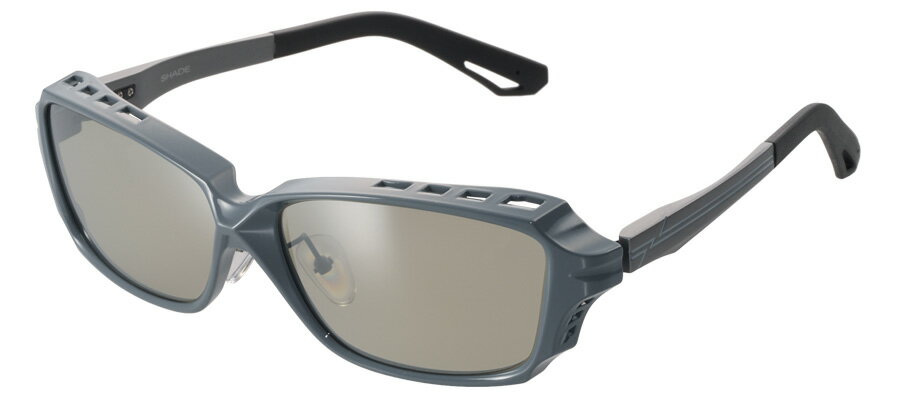 【返品種別A】□「返品種別」について詳しくはこちら□メーカー保証期間 1年◆異素材の組み合わせで実現した新たなテクノロジーアンチフォグと軽量化のために設けられたベンチレーションシステム。フレーム上下部の通気口が内部の空気の循環を促す。異素材を繋ぎ合わせたバネヒンジは弾性の高いβチタン製。締めつけのストレスを軽減し、快適な掛け心地で幅広いサイズにも対応。テンプル素材はアルミ合金を採用し、調整された重量バランスで長時間の着用でも集中力を持続させる。ブランドアイコンをモチーフにしたラインレリーフが軽快さを表現。◆レンズカラー：トゥルービュースポーツ自然な色合いとコントラストの絶妙なバランス。様々なフィールドに。自然な見え方のトゥルービューに物体の輪郭を強調するコントラスト性能を付加。視界の色調変化を極力抑えたまま、アングラーに必要な情報が見やすくなるオールマイティーな使用感は、様々なフィールドでストレスの無い視界を確保する。◆明るくクリアで眩しくない鮮明な視界ただ暗く光を遮るサングラスとは異なり、見えていなかったディテールまで鮮やかに。強い陽射しなどの自然光の眩しさを和らげながら、有害な紫外線や視界を妨げる反射光をカット。アウトドアやフィッシングでは水面や雪面の乱反射を、ドライブでは路面の照り返しやフロントガラスへの映り込みなど様々な反射光を抑え、高性能偏光フィルターが目に優しい光だけを通す偏光レンズのクリアな視界。最高水準の解像力と軽さを高品質な日本製偏光レンズを採用紫外線などの有害な光や不意のアクシデントから目を保護するために偏光サングラスは欠かせない。しかし長時間、目を酷使する過酷なフィールドではいかに疲れを軽減できるかが重要になる。そして一瞬の動きを捉えてわずかな変化を見逃さないために、求められているのはハイレベルな解像力。ZEQUEは軽さと見え方の質にこだわった高品質な日本製の偏光レンズを採用し、機能を高めるコーティングを全ての製品に完備している。TALEX CR-39 Polarized (PPL75)高性能偏光フィルターと透明感溢れる液体素材で形成。優れた光学性能と軽さ、透明度の高いクリアな視界が特徴のCR-39製偏光レンズ。揺れや歪みがなく目に優しい視界が長時間の使用でも疲れを軽減。有害な紫外線を99.9％以上ブロックし、高度な染色技術で可視光線域の光をバランスよくカット。通常のポリカーボネイト偏光レンズ量産偏光フィルターと固形原料を高熱で液化した素材で形成。透明度に劣るポリカーボネイト製の偏光レンズは650nm付近の赤色波長の可視光線を透過し、水面の波頭などがギラつく赤抜け現象が起こる。内面反射や傷防止、撥水効果 機能を高めるコーティングを完備レンズ表面に幾層もの薄膜を重ねて多層膜を形成するレンズコーティング。全てのレンズ表層にナノレベル技術で高い密着性を誇る超撥水コートを施すことで、摩擦係数が大幅に向上。フィッシングやアウトドアでは避けられない雨や海水などの水滴を風圧で弾き落とし、細かな砂埃や花粉などの付着を軽減。抜群の撥水効果で快適な視界を長時間キープする。ハードマルチコート傷を防止して耐久性を高めるハードコート。内面反射や映り込みを防ぎ、透過率を上げるマルチコート。二種類のコーティングをレンズの表裏両面に採用。ハードマルチミラーコートハードコートに加えて表面にミラーコート、裏面にマルチコートを採用。ミラーの反射で外部から目が透けて見えにくくなり、可視光線透過率が約3％低下。実績あるレンズバリエーション多彩なシーンに応えフィールドの変化を読む、実績あるレンズバリエーション。豊富なレンズカラーから自信のスタイルや環境に合わせて最適なレンズをセレクト。各レンズの特性を知り、刻々と移りゆく状況に合わせて巧みに使い分けることで、意のままにならない自然との対話をより支えてくれるだろう。想像するしかなかった水面や水中の様子がわかる、魚が見える想像するしかなかった水面や水中の様子がわかる、魚が見える。各レンズの表記で「可視光線透過率」はレンズが自然光を通す割合を表し、この数値が大きいほど光をよく通す明るいレンズ。「偏光度」は反射光をカットする割合を表し、可視光線透過率に反比例するためレンズカラーが濃く暗いほど偏光度は高く、レンズカラーが薄く明るいレンズほど高い偏光度を保つことが難しくなる。■　仕　様　■フレーム：ナイロン ＆ βチタン＆アルミニウムレンズ：TALEX(タレックス) CR-39 Polarizedレンズコート：ハードマルチミラーコートレンズカーブ：6カーブサイズ：59□16-150(61×41)偏光度：99％以上可視光線透過率：30％紫外線カット率：99％以上付属品：ハードケース、メガネ拭き[F2246ZEQUE]ZEQUEアウトドア＞フィッシング＞ウェア・帽子・靴＞アクセサリー