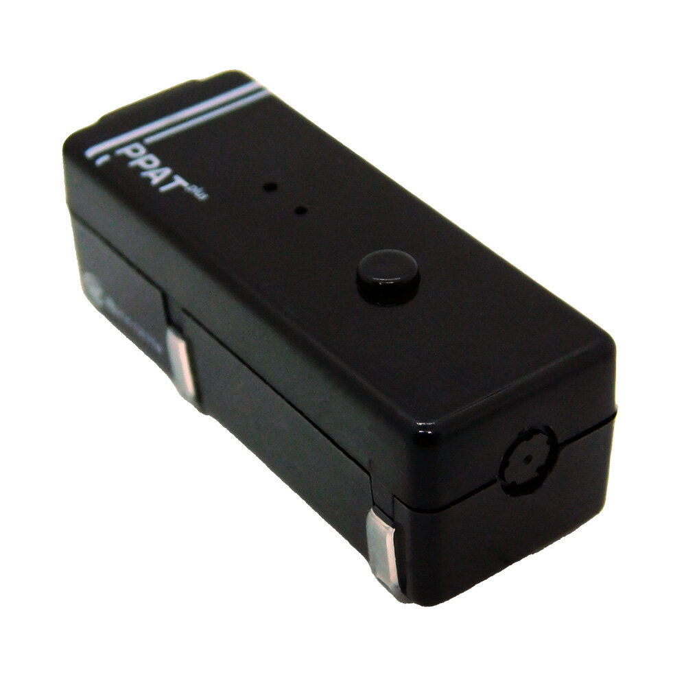 【返品種別A】□「返品種別」について詳しくはこちら□2025年12月 発売※ご注文に関しましては、お1人様3台でお願いします。複数ご購入はご遠慮ください。※転売目的や、同一住所で名前を変えてのご注文など、同一と思われるお客様より複数のご注文をいただいた場合、　ご注文をお取り消しさせていただくこともございますのでご了承ください。◆手のひらにおさまる Peta Came「PPAT plus」は約12gで超軽量！　手のひらサイズなのでポケットに入れて持ち運ぶことが出来ます。撮影時の重たさ・煩わしさを一切感じません。◆簡単操作 映像はスマートフォンで確認できるので操作も簡単。専用アプリをつかって写真・動画どちらも保存できます。また、撮影した写真は200万画素、動画は1080Pで保存されます。◆装着もラクラク 専用のアクセサリーが3種類もついてくるのでこれらを使って簡単に装着！　・面ファスナー・回転式クリップ・バンドホルダー◆良いアングルを探しながらの撮影 ローアングル・ハイアングルなどお好きな画角からの映像を気軽に撮れちゃう！　【付属品】・充電ケーブル・装着治具（回転式クリップ、バンド、面ファスナー、両面テープ■　仕　様　■サイズ：約 幅16×高さ18×奥行46mm重量：約12g材質：ABS動画画質：1080P（約25fps）静止画画質：200万画素撮影距離：10cm〜∞＆#25668;影画角：対角 約60度マイク：なし無線LAN：Wi-Fi/2.4GHz帯/IEEE802.11g最低撮影照度：10Lux連続動作時間：約50分動作環境：温度：0〜50度湿度：90％以下（結露が無い事）対応端末…iOS 9.2 以上Android 5.0 以上内蔵バッテリー：リチウムポリマー電池（200mAH/3.7V）電源：DC5V充電口：microUSB端子[PETACAMPPATPLUS]ブロードウォッチカメラ＞アクションカム/ウェアラブルカメラ＞本体＞その他シリーズ