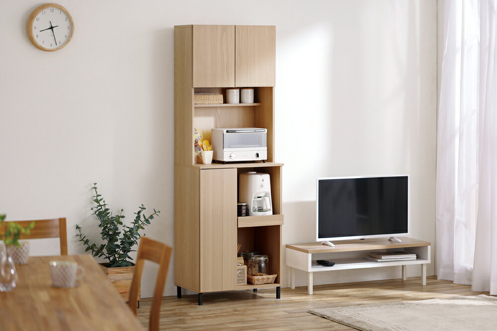 【返品種別A】□「返品種別」について詳しくはこちら□※耐荷重は測定値であり、保証値ではありません。※2人での組み立てをおすすめします。※インパクトドライバーは使用しないでください。破損するおそれがあります。◆充実の機能上段は扉付き食器棚、調味料ラックなど。左右でセパレートされた隠すと魅せるの2つの形式。機能的かつ高いデザイン性。◆上段自由に調整できる可動棚収納するものに合わせて調整が可能。◆木目扉が、生活感を隠す食器類をキレイに収納して、素敵なキッチンの雰囲気を壊さない。◆使いたい時に、すぐ使える広々としたスペースで、調理家電などスマートに設置。天板はメラミン仕上げで、耐摩耗性・耐熱性・耐水性・対汚染性。作業台としてもお使いいただけます。◆ディスプレイ棚も調味料など、揃えて並べてディスプレイ。◆2口コンセント付1500Wまで使えて、家電の使用に便利。◆蓋付き家電に便利なスライド棚炊飯器など、蒸気の出る家電も置けて取り分けもスムーズ。調理中の食材置きや、作業スペースとしても有効。◆丈夫なスチール製脚軽量で耐久性に優れたスチール製。木目調とのミックスで、風合いにアクセント。約8cmのすき間で掃除もしやすい。◆住環境に合わせた省スペース設計大容量ながら奥行と幅は少しスリムに設計。圧迫感なくスマートに配置できるキャビネット。■　仕　様　■サイズ(約)：幅59.5×奥行39.8×高さ176.7cm商品重量(約)：38.87kg耐荷重(約)…・全体：約78kg・本体上：天板5kg/固定棚板5kg/可動棚板小2kg/可動棚板大（1枚あたり）5kg・本体下：天板20kg/固定棚板7kg/スライド棚5kg/可動棚板（1枚あたり）7kg/底板10kg主要材質…・天板（本体下）、スライド棚板：合成樹脂化粧繊維板（メラミン樹脂）・背板：プリント紙化粧繊維板・その他：プリント紙化粧パーティクルボード・脚パイプ部：スチール（エポキシ樹脂塗装）電源コード…・定格電圧：AC100V・定格周波数：50/60Hz・消費電力合計：1500Wまで必要工具：＋ドライバー（サイズ：2番）[KCB590STナチユラル]アイリスオーヤマ調理家電＞キッチン収納