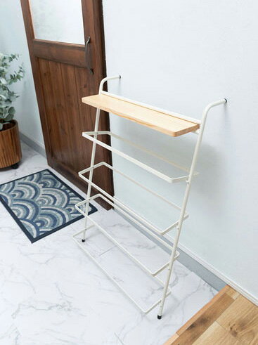 【返品種別A】□「返品種別」について詳しくはこちら□【東谷製品のお問い合わせにつきまして】ご購入後の初期不良・不具合などのアフターサポートにつきましては、下記窓口にご連絡をお願いしております。［お問い合わせフォーム］ ※良品手配につきましては、メーカーにて直接ご対応させていただく場合がございます。◆スペースを広く見せながら玄関をオシャレにコーディネート。◆圧迫感がなく、どんなインテリアにも使いやすいのがポイントです。◆黒と白のシンプルな色展開、棚板を差し込むだけの簡単設計なので届いてすぐインテリアの一員に。■　仕　様　■サイズ(約)：幅60×奥行32.5×高さ86.1cm素材：スチール(粉体塗装)、天然木(パイン)、ラッカー塗装重量(約)：4.5kg組立：お客様組立[NIT15WH]東谷生活家電＞収納家具＞玄関収納＞シューズラック