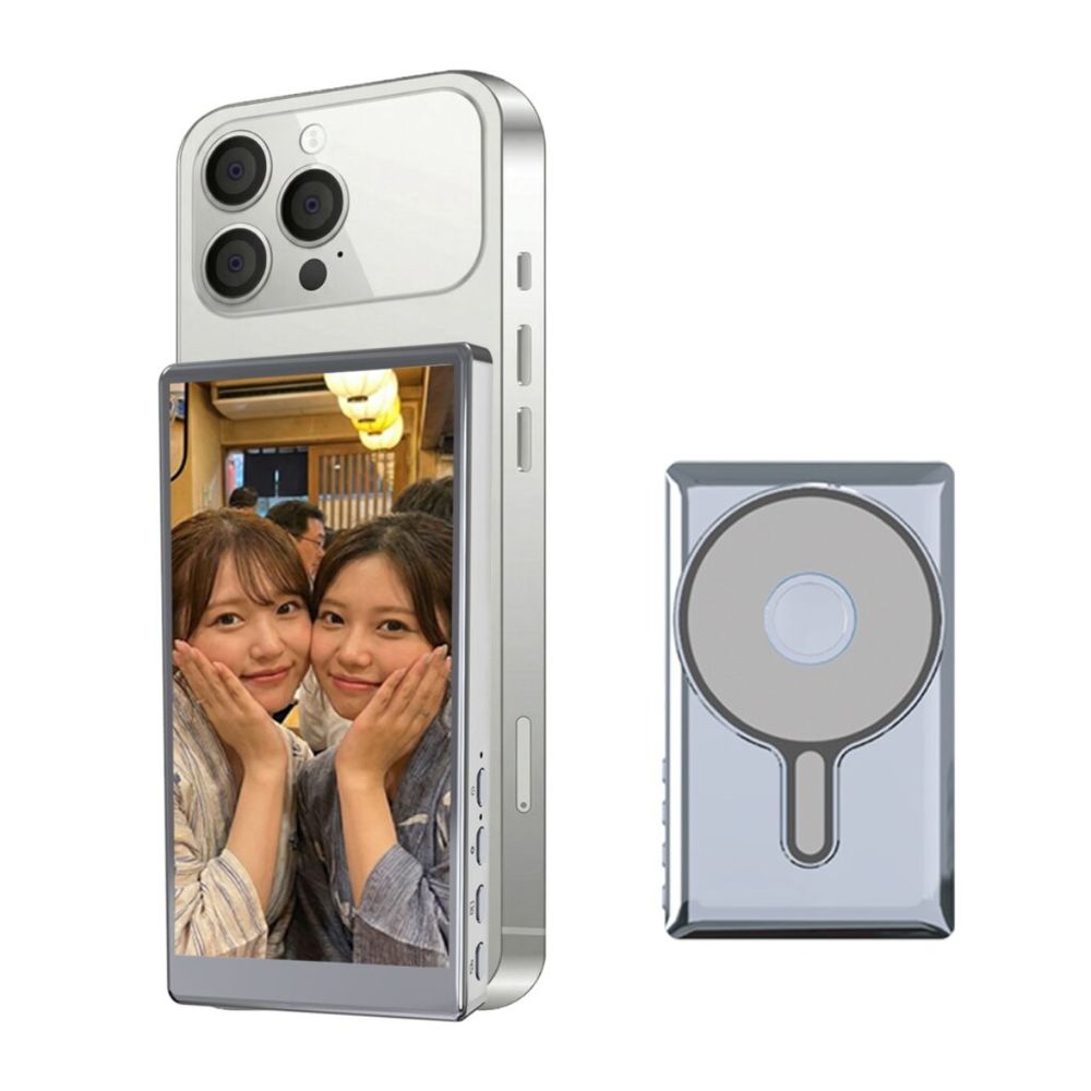 【返品種別A】□「返品種別」について詳しくはこちら□2026年03月 発売メーカー保証期間 1年※本製品はiPhone（iOS18以上）向けです。Androidスマートフォンでの動作の保証はございません。最新の対応機種はメーカーページにてご確認ください。※取扱説明書は付属しておりません。QRコードでのWEB提供となります。※画像は使用イメージです。◆自撮りモニターCamee Neo(キャミー)スマホの外カメラを ”自撮りモニター化” 画角を確認しながら高画質のまま撮れるモニター◆Camee（キャミー）は、Camera（カメラ）とMe（わたし）を掛け合わせた造語「わたしを可愛く撮る」という想いから生まれた撮影サポートアイテムです。スマホの外カメラ映像を手元のモニターで確認できるから、表情や構図をチェックしながら、理想の1枚をしっかり残せます。軽量で持ち運びやすく、Type-C充電にも対応。ちょっと離れた位置からでも、自然に撮影できる便利な機能も搭載しています。旅行、自撮り、カフェタイム、推し活など、毎日の“盛れ瞬間”をもっとキレイに、もっと自由に。◆スマホの外カメラを”自撮りモニター化”音声出力にも対応し、動画撮影もよりスムーズ。強化マグネット＆新色ミラーシルバーで、安定感もスタイルもアップデート。旅行、自撮り、カフェタイム、推し活など、毎日の“盛れ瞬間”をもっとキレイに、もっと自由に。◆Cameeで撮る前から”盛れ”を確認スマホの外カメラ映像を、手元のモニターでリアルタイム表示！　撮る前に構図も表情もチェックできるから、失敗知らず。自分がいちばん盛れてる瞬間を、確実にパシャッ“映える”は、撮る前から始まってる◆持ち歩きに最適！　コンパクトサイズ重さはわずか約95g！　ポケットやミニバッグにもスッと入るから、カフェや旅行、イベントなど外出先でも気軽に使える♪スマホの裏に磁石で貼り付けて、ミラーリング接続するだけで簡単に接続！　◆遠隔操作ボタンで集合写真も簡単に撮れる手元のボタンでシャッター操作OK！　スマホを三脚などに固定したままでも、自分もフレームに入ってラクラク撮影◎タイマーいらずで、集合写真や全身ショットにもぴったり♪◆4つの調整ボタンで見え方を変えられる明るさの調整や左右反転もワンタッチ！　モニターの見やすさを手軽にカスタマイズできるから、シーンに合わせて快適に撮影チェックが可能◎ちょっとした調整で“撮りやすさ”がぐっとアップ♪◆使用シーン色々♪どんな時でも大活躍自撮り・集合写真・全身コーデ・推し活まで！　カフェでも旅行先でも、外カメラで“盛れ”を確認しながら撮れるから、毎日の「撮りたい」に寄りそう万能アイテム♪◆こんな方におすすめ・自撮りやSNS投稿で「写り」にこだわりたい人・ひとりでも集合写真や全身コーデをキレイに撮りたい人・カフェ・旅行・推し活など外出先でも気軽に撮影したい人■　仕　様　■無線LAN Wi-Fi規格：2.4GHz液晶：3.97インチTFT式パネル解像度：480×800 Pixelバッテリー：充電リチウム電池　内蔵 3.7V　1500mAhボタン：電源ボタン×1（長押しで電源ON/OFF、短押しで画面180°回転）、明るさ調整ボタン×1、画面比率調整ボタン×1（1：1及びフルスクリーン）、正像/鏡像（画面反転）切替ボタンコネクタ：USB Type-C1（充電/給電用）、USB Type-C2（スマホ有線接続端子用）電源入力：USB 5V/1A定格パワー：1.75W動作温度範囲：-15℃~50℃本体サイズ：約61（W）×101（H）×11（D）mm質量：約95g（本体のみ）同梱品：Bluetoothリモコン、データ転送USBケーブル、製品保証書、QRコード（取扱説明書※）※取扱説明書は付属しておりません。QRコードでのWEB提供となります。[ANS151TSV]スマートフォン関連/情報端末＞スマートフォン関連アクセサリー＞自撮り・セルフィー関連品