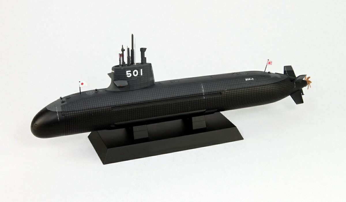 【返品種別B】□「返品種別」について詳しくはこちら□2022年10月 発売※画像はイメージです。実際の商品とは異なる場合がございます。【商品紹介】ピットロード 1/350 海上自衛隊 潜水艦 SS-501 そうりゅう 塗装済み半完成品 です。「そうりゅう」は、国産では初めてAIP非大気依存推進を搭載した潜水艦です。AIPシステムにはスターリング機関を採用。さらに、こちらも自衛隊初の永久磁石同期電動機を搭載しています。なお、高速航行時には従来と同じように鉛蓄電池を用い、水上航行にはディーゼル・エレクトリック方式を使用します。船体は「おやしお」型と同様の葉巻型ながら、舵に水中運動性が高く破損の危険性の少ないX舵を採用し、上部構造物にも吸音タイルを装着。セイル前面基部も流線形化され、既存の艦とは異なった外観を呈しています。艦名には海上自衛隊初の「瑞祥動物（縁起の良い動物）」の名が採用され、「そうりゅう」は四神の一つ「青龍」の別名「蒼龍」に因んでいます。「そうりゅう」型12隻のうち、2020年（令和2年）就役の11番艦「おうりゅう」、12番艦「とうりゅう」からAIPシステム及び鉛蓄電池の代わりにリチウムイオン蓄電池を搭載し、より一層の水中行動能力向上が図られています。・1/350スケール 塗装済み半完成品・セイル上の各種潜望鏡等は展開状態を再現・船体、セイルの吸音タイルを再現・「そうりゅう」「うんりゅう」「はくりゅう」「けんりゅう」「ずいりゅう」「こくりゅう」「じんりゅう」「せきりゅう」「せいりゅう」「しょうりゅう」「おうりゅう」「とうりゅう」までの全12隻分の艦名、艦番号新規デザインデカール付属・艦番号、艦名のマーキングは塗装されておりませんので、付属のデカールを使用し、ご自由に仕上げてください。・フルハルモデル・1隻入り・全長：約240mm※【旧品番：JBM06】のリニューアル再生産品となります。【商品仕様】1/350スケール塗装済み半完成品全長：約240mm模型＞プラモデル・メーカー別＞国内メーカー2＞ピットロード＞艦船模型＞1/350