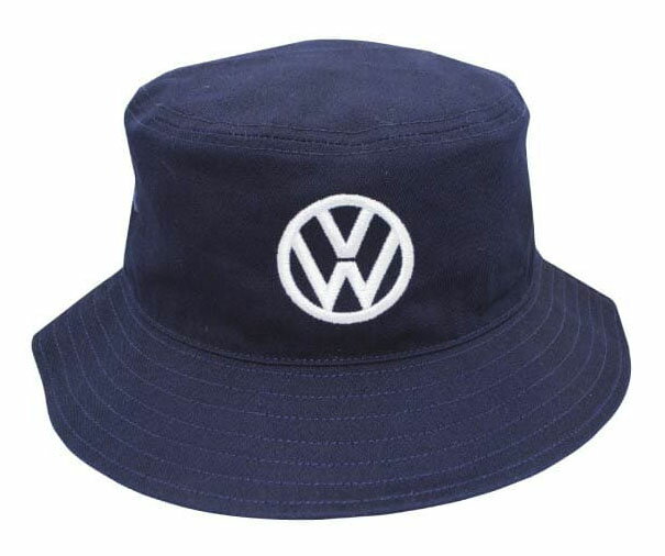 【返品種別A】□「返品種別」について詳しくはこちら□※画像はイメージです。◆Volkswagenのクラフトマンシップを象徴する新しいバケットハットが登場。◆快適なフィット感と耐久性を提供する高品質なコットン素材を使用。◆男女問わず使えるシンプルで洗練されたデザイン。◆紫外線を効果的に遮る広めのツバで、長時間のアウトドア活動にも最適。◆軽量で折りたためるため、持ち運びにも便利。◆フロントにはVolkswagenのロゴが刺繍され、ブランドのアイデンティティをアピール。■　仕　様　■サイズ：フリー重量（約）：70g素材：コットン[VWCP4756NV]フォルクスワーゲンアウトドア＞ゴルフ用品＞帽子・バイザー