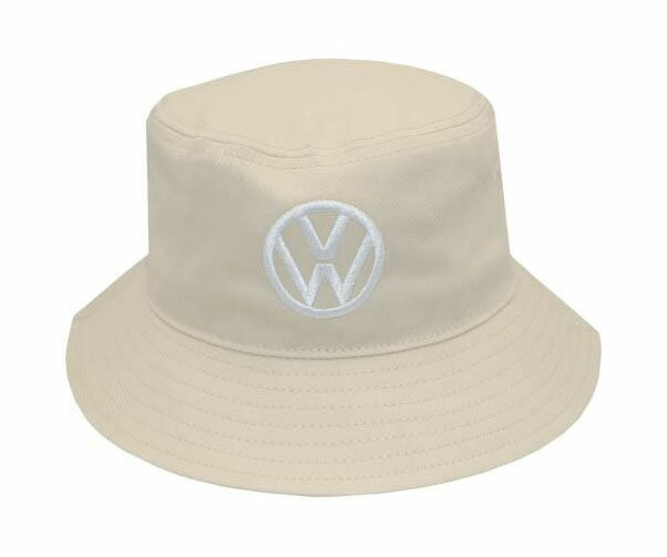 【返品種別A】□「返品種別」について詳しくはこちら□※画像はイメージです。◆Volkswagenのクラフトマンシップを象徴する新しいバケットハットが登場。◆快適なフィット感と耐久性を提供する高品質なコットン素材を使用。◆男女問わず使えるシンプルで洗練されたデザイン。◆紫外線を効果的に遮る広めのツバで、長時間のアウトドア活動にも最適。◆軽量で折りたためるため、持ち運びにも便利。◆フロントにはVolkswagenのロゴが刺繍され、ブランドのアイデンティティをアピール。■　仕　様　■サイズ：フリー重量（約）：70g素材：コットン[VWCP4756BE]フォルクスワーゲンアウトドア＞ゴルフ用品＞帽子・バイザー
