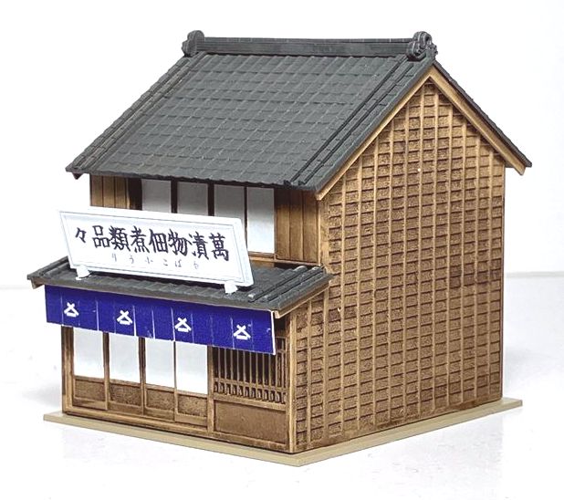 【返品種別B】□「返品種別」について詳しくはこちら□2026年06月 発売※画像はイメージです。実際の商品とは異なる場合がございます。※本製品は未塗装ペーパーキットです。【商品紹介】IORI工房のNゲージ用ストラクチャー、明治の商家Bです。1/150スケールです江戸末期から明治にかけて建てられた、主に東京で見られる様式の商店です。「明治の商家A」よりかはやや広い間口を持ちます。模型は東京の外神田付近に建っていたものを参考に設計。壁一面の押縁下見板はレーザー加工を2回かけることで立体感を表現。建具はサンプルでは障子張りですが、ガラス窓とすることも出来ますので明治に限らず、昭和の情景にも使えます。大、中、小の看板や、暖簾等が収録されたシート付。※製作には十分注意しておりますが、レーザーカットができていない部分あることがあります。　その場合はカッターナイフ等で切れ目を入れて対処してください。【内容物】・組立説明書・ペーパーパーツ・看板シール【商品仕様】スケール：1/150 (9mm)未塗装組立キット鉄道模型＞Nゲージ ストラクチャー＞梅桜堂