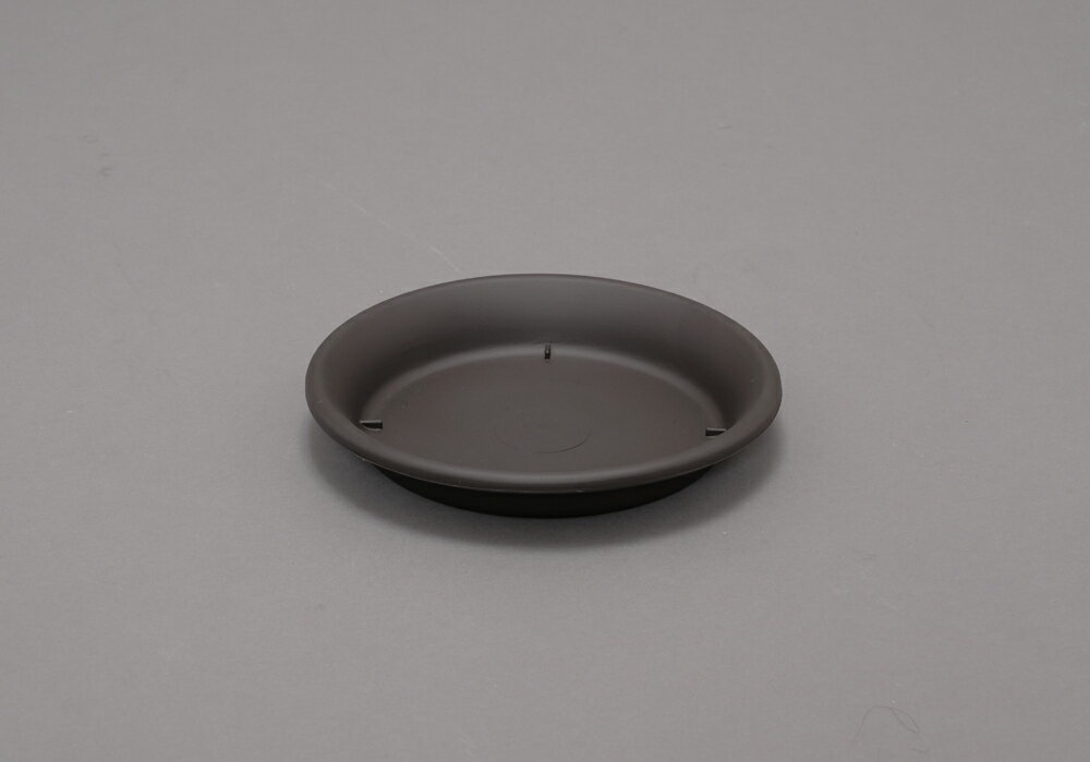 【返品種別B】□「返品種別」について詳しくはこちら□【こちらのアイリス製品につきまして】ご購入後の初期不良・不具合などのアフターサポートにつきましては、下記窓口にご連絡ください。［アイリスコール］電話番号：0120-211-299【受付時間】平日：9:00〜17:00、土日祝：9:00〜12:00、13:00〜17:00初期不良・不具合につきましては、メーカーにて直接ご対応させていただく場合がございます。あらかじめご了承ください。◆セレナポット・セレナハイポット用の受皿。◆落ち着いたカラーのサンドベージュ、グレイッシュブラウンの2色展開。◆インテリア・エクステリアどちらにも馴染むカラー。■　仕　様　■サイズ(約)…・直径21×高さ3.4cm・内寸：直径15cm質量(約)：73g材質：ポリプロピレン[7ゴウサラグレイツシユブラウン]アイリスオーヤマアウトドア＞ガーデン・エクステリア用品＞プランター