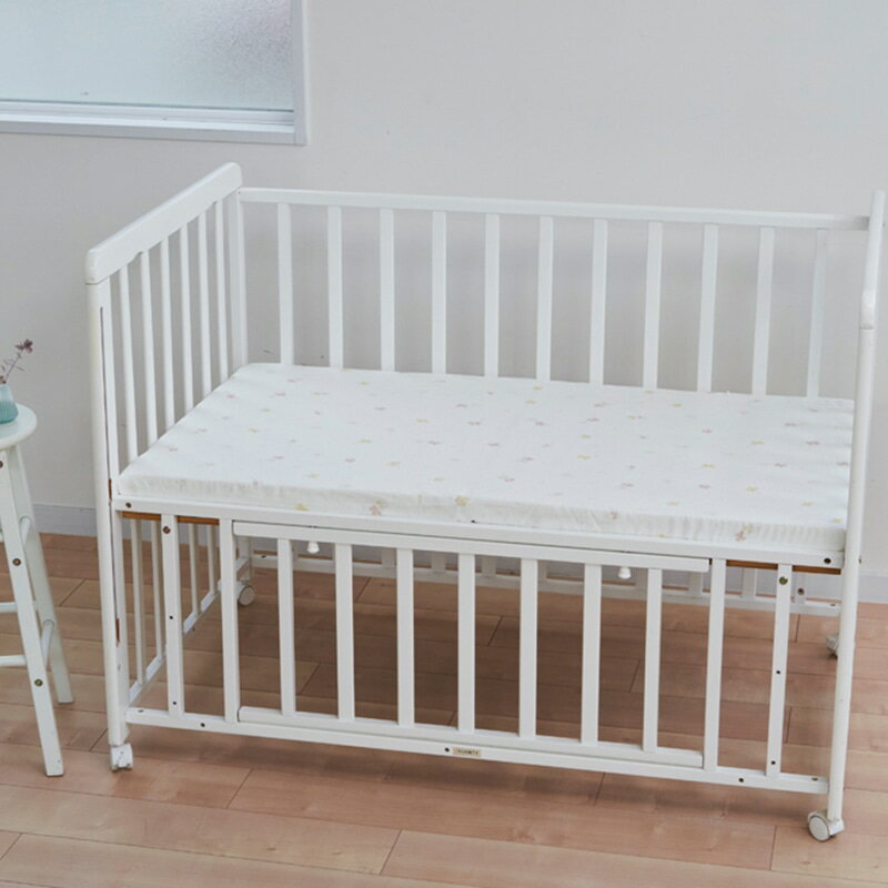 【返品種別A】□「返品種別」について詳しくはこちら□※画像は使用イメージです。こちらは敷きふとん用シーツになります。◆綿100％、柔らかな肌触りの2重ガーゼにナチュラルな小花柄をプリントしました。◆ゴム仕様で、敷きふとんの付け外しが簡単。◆レギュラーサイズ(70×120cm)のベビー敷きふとんにお使いいただけます。◆汚れてもすぐに洗えて、清潔に使えて便利です。（洗濯ネット使用）◆安心品質、nishikawaの日本製。■　仕　様　■サイズ(約)：70×120cm素材…綿100％(2重ガーゼ)[WK54353000460]西川(nishikawa)生活家電＞生活雑貨＞ベビー・キッズ