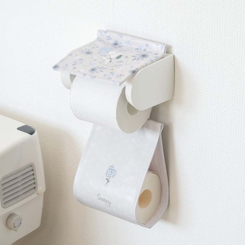 【返品種別A】□「返品種別」について詳しくはこちら□※支柱の形状・サイズによっては取り付けできない場合がございます。◆PVC生地で出来ているので、さっと拭けて清潔にお手入れが可能なペーパーホルダーカバー。◆シックなカラーのお花に囲まれたスヌーピーが可愛い。◆お洗濯可能で予備のロールをストックしておけるホルダー付き。◆一本支柱タイプにも取り付け可能。■　仕　様　■材質：表生地/ポリ塩化ビニル樹脂(PVC)[SNブロツサムPHGY]センコー(SENKO)生活家電＞生活雑貨＞掃除用具