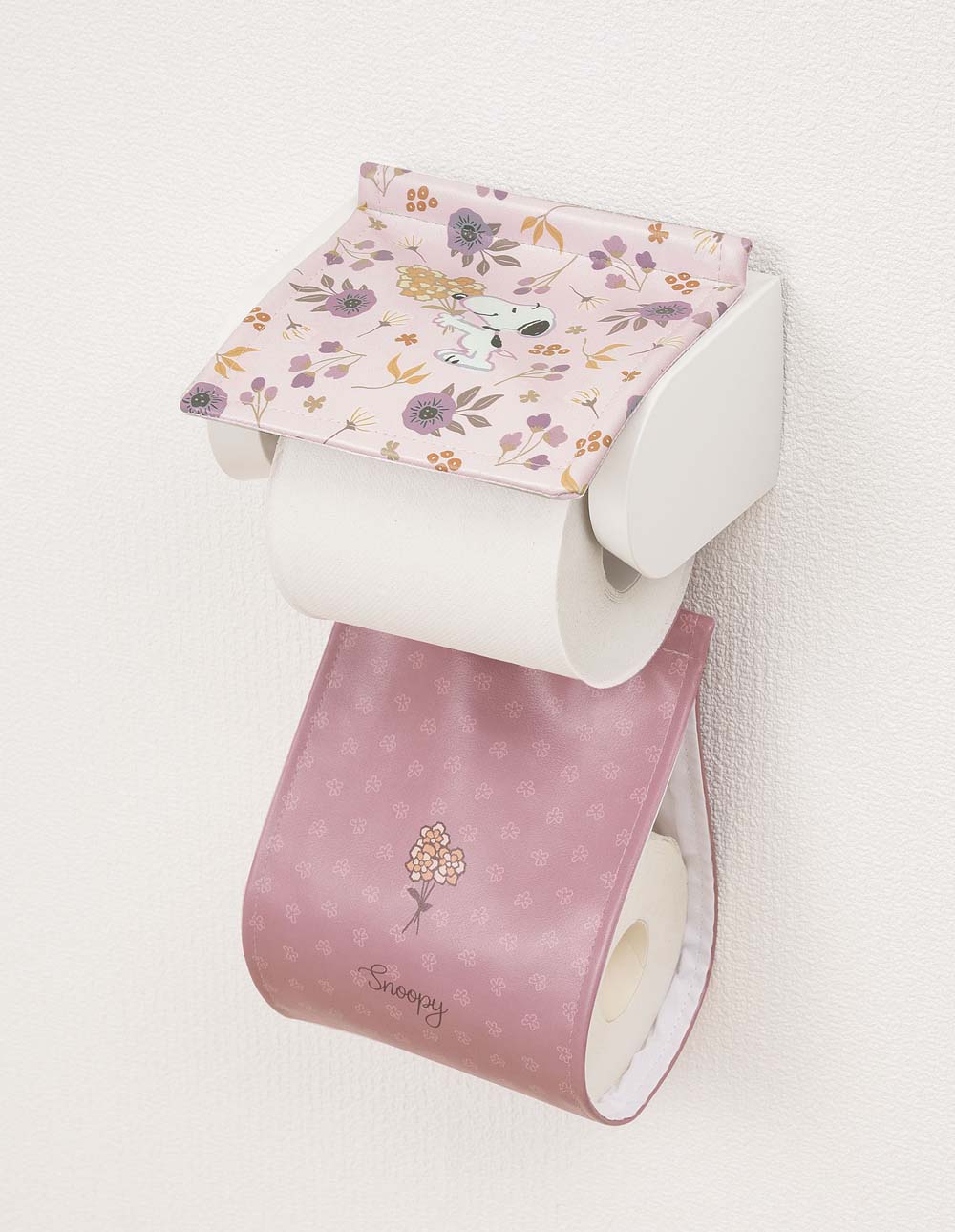 【返品種別A】□「返品種別」について詳しくはこちら□※支柱の形状・サイズによっては取り付けできない場合がございます。◆PVC生地で出来ているので、さっと拭けて清潔にお手入れが可能なペーパーホルダーカバー。◆シックなカラーのお花に囲まれたスヌーピーが可愛い。◆お洗濯可能で予備のロールをストックしておけるホルダー付き。◆一本支柱タイプにも取り付け可能。■　仕　様　■材質：表生地/ポリ塩化ビニル樹脂(PVC)[SNブロツサムPHRO]センコー(SENKO)生活家電＞生活雑貨＞掃除用具