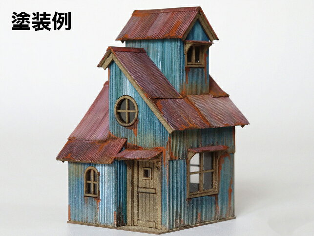 【返品種別B】□「返品種別」について詳しくはこちら□■新製品■2026年07月 発売※画像はイメージです。実際の商品とは異なる場合がございます。※画像は塗装例です。本製品は未塗装です。※組立には、カッターナイフ、ピンセット、接着剤が必要です。※塗料に指定はございませんが、水性塗料で水を多く含ませると接着剤の剥がれや紙の変形がおこる可能性がありますのでご注意ください。【商品紹介】梅桜堂のペーパーキットストラクチャー、重なり屋根の小さな家-トタン仕上げ【1/83スケール】です。重なり合う屋根が特徴の、小さな建物をイメージしたペーパーキットです。どこか懐かしさを感じる佇まいは、鉄道模型のレイアウトやジオラマはもちろん、ファンタジーな世界観にも自然に溶け込みます。住宅としてはもちろん、パン屋や雑貨店、古書店、カフェ、アトリエなど、街中の情景や田舎の風景に合わせて、自由な発想でお楽しみください。外壁は「トタン仕上げ」「塗り壁仕上げ」「板張り仕上げ」の3種類をご用意しました。同じ形状でも、仕上げによって印象が大きく変わるため、お好みのシーンに合わせてお選びいただけます。窓ガラス用のカット済み透明シートが付属。情景氏アラーキー氏による改造コラム「ちょい足し工作指南」収録。ひと手間加えて、更に魅力的な作品に仕上げるためのアイデアをご紹介しています。【商品仕様】スケール：1/83商品形態：未塗装ペーパー製組立キット完成サイズ：W46×D48×H72(mm)鉄道模型＞HOゲージ その他＞ストラクチャー
