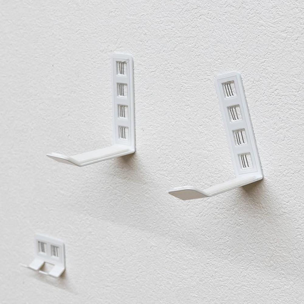 【返品種別B】□「返品種別」について詳しくはこちら□※ホッチキスは180度開くものを、別途ご用意ください。ホッチキス、ホッチキスの芯は付属いたしません。※製造工程や通常輸送過程で生じる微細な傷、へこみ、色味の違いなどは製品仕様であり、初期不良交換や修理の対象外となります。カベラボ（KABELABO）とは「壁面の空間をもっと自由に使いたい」という発想から生まれた、暮らしの不便を“便利”へと変える壁面収納・生活アイデアブランドです。空間になじむシンプルなデザインを大切にしており、生活導線を整えるだけでなく、「見せる収納」としても楽しめるアイテムが揃っています。日々の暮らしに自然と溶け込みながら、おしゃれな部屋づくりにも活用できる点が特徴です。◆壁を傷つけにくい取り付け方式ホッチキスを用いた独自の固定方法により、壁に大きな穴を開けずに設置できるのが大きな特長です。賃貸住宅でも安心して使用でき、取り外し後の跡も目立ちにくいため、気軽に壁面収納を取り入れられます。「壁を傷つけたくない」「自由にレイアウトを変えたい」というニーズに応える、扱いやすい取り付け方式です。※ 本商品は石膏ボード壁専用商品です。木壁・コンクリート・硬質石膏ボードなどには使用できません。◆どんなドライヤーでも水平に！　コードフックで電源プラグもスッキリ！　ホッチキスで固定するドライヤーホルダー（石膏ボード専用）です。ドライヤーをかけるフック部を2パーツに分けることで、お持ちのドライヤーに合わせて取り付けることができます。そうすることで、対応不可のドライヤーは限りなく少なく、どんな形のドライヤーも水平かつ安定して壁掛けすることができ、見た目もすっきり綺麗に収納できます。◆コードフック付きで使いやすいドライヤーホルダーコードフックが別パーツとして付属されているのでコンセントの近くやドライヤーのわきなど使いやすい所に電源プラグを掛けることが出来ます。毎日使うものだからこそ、「使いやすい位置」「使いやすい角度」「スッキリ綺麗に」ドライヤーを収納してみませんか。■　仕 様　■サイズ…　・ドライヤーホルダー：24×82×82mm　・コードフック：42×25×23mm耐荷重：1.5kg素材…　・金具本体：鋼板（白粉体塗装）　・フィルム：ポリカーボネイト　・針：ステンレス　・クッションシート：EPDMゴムセット内容：ドライヤーホルダー×2、コードフック×1、フィルム×2（お客様にカットしていただきます）、専用針×1、目印シール×2（予備1枚）、取扱説明書×1[58DFCW]KABELABO生活家電＞収納家具＞壁面収納＞フックタイプ
