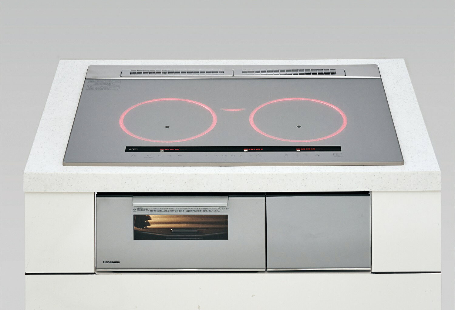 【返品種別A】□「返品種別」について詳しくはこちら□■新製品■メーカー保証期間 1年【重要：ご注文前に必ずご確認願います】Joshin webショップでのご注文の場合、書面での契約が出来ない為、各種住宅ポイント制度などの申請をいただくことが出来ません。あらかじめご了承下さいますようお願い致します。【IHクッキングヒーターをお求めのお客様へ】ご購入前に必ず【IHクッキングヒーターご購入前のチェックポイント】をご確認ください。IHクッキングヒーターからの入替工事のみ承っております。ガスコンロからの入替工事は承っておりませんので、ご了承下さい。【 入替工事について 】【工事：Aエリア】のみ、入替工事が必要な場合は別途有料にて承ります。対象サービスを本体と同時にお申し込み下さい。本商品は30A電源が必要となります。お使い機種または設備の電源容量について必ずご確認をお願い致します。※20A機種から30A機種への入替工事は住宅の電源容量により承り出来ない場合があり、別途追加工事料金が発生致します。【工事：未対応エリア】の場合、玄関口へのお届けのみとなります。※弊社サービスエリアはこちらでご確認下さい。既存機器の取り外し・処分と、ご購入頂いた機器の設置工事を行います。※IHクッキングヒーターからの入替工事のみ。ガスコンロとの入替工事は承っておりませんので、ご了承下さい。※設置状況により、追加工事・部材(※別途費用)が必要な場合がございます。その場合は事前にお見積り致します。下記パナソニックページ内の買替え対応機種検索システムより、今お使いのビルトインIHやガスコンロの品番を元に、買替可能な機種が検索できます。買替可能機種がご不明な場合に是非ご活用ください。◆光火力センサーフライパンでも揚げ物ができる光。揚げ物温度調節トッププレートなどの周辺温度の影響を抑え、鍋底温度を素早く検知して、おいしく調理。設定温度をしっかりキープし、きれいな焼き色◆脱煙・脱臭フィルター搭載パナソニック独自の捕集形状で油煙・油脂をキャッチ◆遠赤Wフラットラクッキングリルグリルで自動調理(6メニュー)搭載で手軽に調理上下からの遠赤効果でパリッとジューシーに焼き上げ◆LED庫内明るく奥まで見えて、お手入れがしやすい◆グリル皿もグリル扉も丸洗いグリル皿もグリル扉も中性台所用洗剤で丸洗いが可能。油が落ちやすいフッ素加工のグリル皿と取り外しができて洗いやすいグリル扉◆光リング加熱中がひと目で分かる光るリング。使用中はあたたかな赤色に点灯し、火力に応じて明るさが変化[KZCB27TS]パナソニック調理家電＞IHクッキングヒーター＞ビルトイン・据置型IHクッキングヒーター＞ビルトインIHクッキングヒーター＞幅75cm＞3口IHヒーター・まごころ長期修理保証(保証5年)［加入料：対象商品代金の5%］商品「KZ-CB27TS」専用加入料(※加入料のみ注文不可)・まごころ長期修理保証(保証10年)［加入料：対象商品代金の8%］商品「KZ-CB27TS」専用加入料(※加入料のみ注文不可)※対象商品と専用加入料を分けてのご注文は承れません。上記リンク先の専用加入料と一緒にご注文して下さい。※長期修理保証についての詳細・注意事項はこちらのページをご一読下さい。