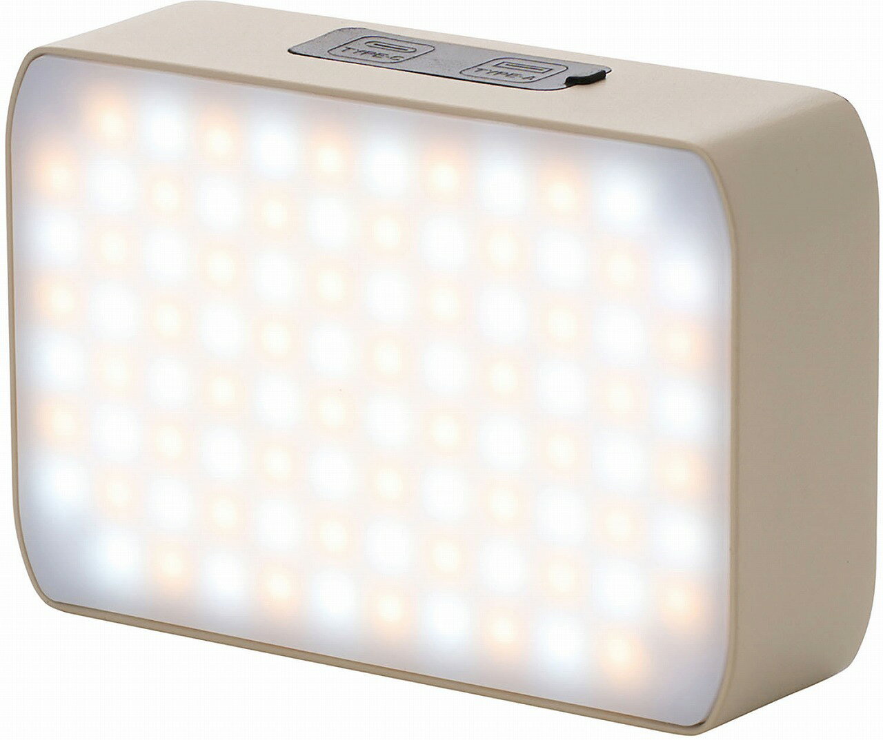 【返品種別A】□「返品種別」について詳しくはこちら□◆置くだけスマホ充電機能付き！　サイト全体を明るく照らす超高輝度ランタン◆スマートフォンを上に置くだけのワイヤレス充電機能搭載◆キャンプサイトをくまなく照らす1000ルーメンで、最大130時間点灯可能◆10000mAhの大容量パワーバンクを備えておりスマートフォンを最大約4台分充電可能◆安心の生活防水・防塵設計で、キャンプなどのアウトドアから災害時の備えとしても役立ちます◆側面にUSBポートが2口(USB TypeC、USB-A)ございます◆吊り・置きでの使用が可能となります◆底面に三脚用ネジ穴があるので、市販のカメラ用三脚や、別売りの「ハンディフラットランタンスタンド」に取り付けて卓上全体を上から明るく照らすこともでき、シーンに合わせてお使いいただけます◆)持ち運びや保管に便利な収納袋が付いています■　仕　様　■サイズ(約)：幅11×奥行3.5×高さ7.5cm重量(約)：370g明るさ…[LED球値]1000ルーメン[ロゴス基準値]581ルーメン点灯モード：暖色-白色(無段階調光・調色)常用点灯時間(約)：6.5〜130時間保護等級：IP64光源：LED電源：蓄電式(リチウムイオン蓄電池)蓄電方式：USB(TypeC)蓄電入力電圧・電流：5V/3A蓄電時間(約)：7時間蓄電池容量：10000mAh出力電圧・電流…[USB-A]5V3A[TypeC]5V/3A充電能力(約)…[スマホ]4台[タブレット]1台素材：亜鉛合金、アクリル、 PC構成：本体、蓄電用USBケーブル、収納袋[74176051]ロゴスアウトドア＞アウトドア用品＞ランタン