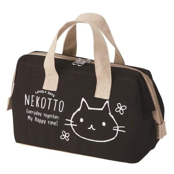 【返品種別A】□「返品種別」について詳しくはこちら□マチが広くて使いやすい保冷ランチバッグ◆マチが広くてお弁当箱の出し入れがスムーズな、がま口タイプの帆布地保冷ランチバッグです。◆かわいらしいねこのデザインです。◆開閉に便利なWファスナー式です。◆外気からのバリア性が高く、保冷効果バツグンです。◆内側はアルミ蒸着素材で、飲食物の鮮度をキープします。◆保冷剤等が入るポケット付きです。■　仕　様　■サイズ(約)：幅22×奥行12×高さ16cm材質…表地・持ち手：綿裏地：アルミ蒸着フィルム内容量：1個[KGAF1スケタ]スケーター調理家電＞キッチン用品＞食器関連＞スプーン・フォーク・箸