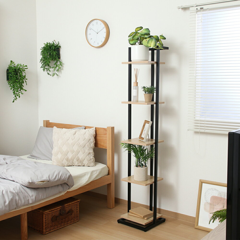 【返品種別A】□「返品種別」について詳しくはこちら□【不二貿易製品のお問い合わせにつきまして】ご購入前の仕様確認、およびご購入後の初期不良・不具合などのアフターサポートにつきましては、下記にお問い合わせください。［不二貿易株式会社　お問い合わせ窓口］：不二貿易株式会社＞Contact■外箱について梱包サイズが大きい為、配送中に外箱に汚れや傷が生じる場合がございます。誠に申し訳ございませんが、外箱のみの汚れや傷による商品の交換や返品は受け付けておりません。(商品に破損・欠品があった場合は、その限りではございません。)プランタースタンドにも！　マルチに使えるディスプレイタワー スリム◆お花や小型の観葉植物などよりおしゃれに楽しむことができるディスプレイラックです。植物と相性のいいスチール×木目のデザインで、インテリアによく馴染みます。◆おしゃれに飾れる！　お花や小型の観葉植物などよりおしゃれに楽しむことができるディスプレイラックです。植物と相性のいいスチール×木目のデザインで、インテリアによく馴染みます。◆場所をとらないスリム設計幅30×奥行30cmのスリムサイズなので、コーナーなどの狭いスペースも有効活用できます。◆大きな天板で使い方いろいろ天板は26×26cmと大きいので、小さな多肉植物を複数置いたり小物を追加したり、飾り方は自由自在。◆グリーンだけじゃないグリーンだけでなく、写真立てやお気に入りの雑貨を飾るなど使い方は様々。◆お手入れ簡単天板には傷や汚れに強いと云われているメラミンシートを使用。汚れてもサッと拭くだけでお手入れ簡単です。◆移動もラクラク！　7.4kgと軽いため、お掃除の時も1人でサッと動かすことができます。■　仕　様　■本体寸法：幅300×奥行300×高さ1500mm重量：7.4kgスチール/パ−ティクルボード/メラミンシート組立：お客様組立[63765フジボウエキ]不二貿易生活家電＞収納家具＞リビング収納＞シェルフ