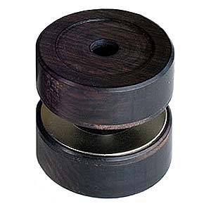 【返品種別A】□「返品種別」について詳しくはこちら□2006年06月 発売※メーカーの製造時期によってはお届けにお時間を頂戴する場合がございます。メーカー手配後のお取消し/商品変更はお受けできませんので予めご了承の程、よろしくお願いいたします。※1個（簡易包装となります）※設置場所は、床面ができるだけ硬くしっかりした場所をお選びください。※マグネットを使用しているため、磁気の影響を受けやすい製品との組み合わせにご注意ください。（例：MCカートリッジ用昇圧トランス、カセットテープ、ブラウン管テレビの画像など）◆マグネットの反発作用を利用して振動を遮断◆本体部に制震効果が高く、響きの美しさで評価の高いアフリカ黒檀材を使用◆アフリカ黒檀材は比重1.4と非常に重く、オーボエやクラリネットにも使用されていることから音の良いことでも定評があります。なお木材の部分の仕上げには人体にほとんど影響のないエコ塗料を用いて仕上げをしています。◆主に10kg以下のコンポーネントを対象に設計（プリアンプやCDプレーヤー、フォノイコライザー、DAコンバーターなど）■　仕　様　■材質：アフリカ黒檀、ネオジウムマグネット外形寸法：（直径）49×（高さ）37〜45mm耐荷重：0.9kg重量：170g/個[MGB21コ]ヤマモトオンキョウオーディオ＞AVアクセサリー＞オーディオアクセサリー＞インシュレーター＞山本音響工芸