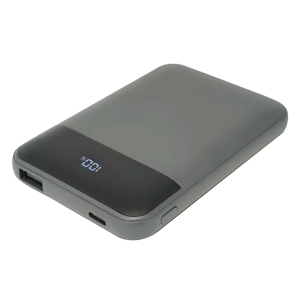 【返品種別A】□「返品種別」について詳しくはこちら□■新製品■2026年09月 発売メーカー保証期間 6ヶ月◆本製品は繰り返し使える電池容量5000mAhの充電式準固体電池を搭載しています。◆一般的なリチウムイオン電池に比べ発火・膨張が起こりにくい、安全性の高い電池です。◆サイクル寿命が1000回以上で長寿命です。◆内蔵電池の残量が100％〜0％になるまでの使用を1000回繰り返した後も、初期容量の80％以上を維持することができます。◆別途対応したケーブルをご準備いただくことで、iPhone・iPad・スマートフォン・タブレットを同時に充電する事が可能です。◆最大合計出力を上回った場合、本製品は出力を停止する場合がありますが安全の為の仕様となります。出力が停止した場合は、1台ずつ充電してください。◆付属する充電コード（USB Type-C to USB Type-C）を使用してType-Cポート搭載の充電器等から本製品を充電できます。◆本製品の電池残量を一目で確認できる電池残量ディスプレイ付き。◆機内持ち込みOK。■　仕　様　■入力：Type-C　DC 5V/3A 9V/2A 12V/1.5A (18W MAX)出力：Type-C　DC 5V/3A 9V/2.22A 12V/1.67A (20W MAX)、USB-A　DC 5V/3A、複数ポート同時出力　合計 DC 5V/3A定格容量：5V/3225mAh使用電池：準固体リチウムイオン電池内蔵電池容量：3.85V/5000mAhサイクル寿命：1000回以上本体重量：約120g使用環境温度：-10℃〜45℃満充電までの時間：約1時間30分■　PSマーク　■届出事業者名：ラスタバナナPSマークの種類：PSE※全ての航空会社の機内持ち込み制限を満たす事を保証するものではありません。[RLI050C20W05CGRY]スマートフォン関連/情報端末＞モバイルバッテリー＞〜10000mAh