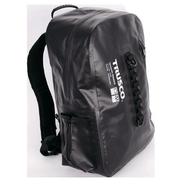 【返品種別B】□「返品種別」について詳しくはこちら□※完全防水ではありません。◆雨や汚れに強く丈夫な素材であるターポリン生地を使用したバッグ◆ターポリン生地をウェルダー加工し、止水ファスナーを使用しているため防水性に優れています◆両手が自由になるデイバックタイプなので、雨天時作業時にも最適◆外側ポケット内部は、物が取り出しやすい独自設計◆路面が濡れた場所においても水が浸み込みません◆汚れがついてもすぐに拭きとれます◆濡らしたくない工具・部品の収納に■　仕　様　■色:ブラック幅(mm):300奥行(mm):145高さ(mm):450形状:デイバッグ質量(g):755本体生地:PVC片掛け紐:PP底板付[TDYBBK]トラスコ中山アウトドア＞アウトドア用品＞バッグ＞バックパック・リュック