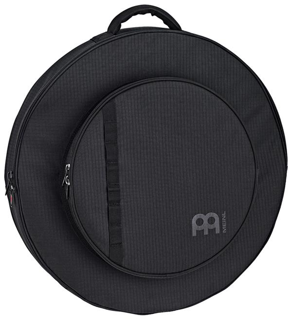 【返品種別A】□「返品種別」について詳しくはこちら□22" Carbon Ripstop Cymbal Bag耐久性と強度に優れた600Dポリエステルのリップストップ生地製のシンバルバッグ。長さ調整が可能で、胸バックルでの固定が可能なバックパック仕様。体格に合わせた位置で背負うことができ、両手が空きます。メインポケットは、22”のシンバルまで収納可能で、仕切り用のパッドが4枚入っており、底面補強もされています。フロントポケットは15”サイズまで収納可能です。カラビナやクリップ等を付けられるよう、ループも装備しています。[MCB22CR]マイネル楽器・レコーディング＞楽器用バッグ/ケース＞ドラム/ハードウェアケース