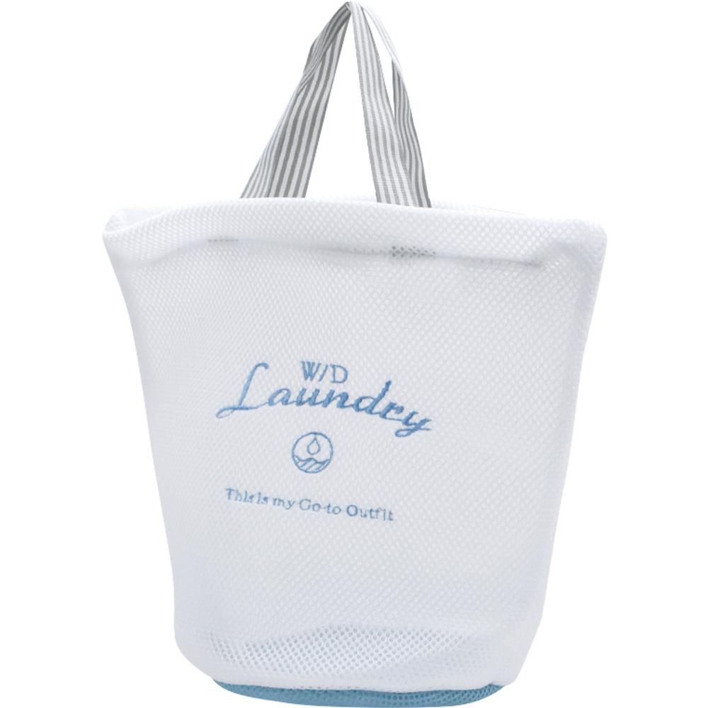 【返品種別A】□「返品種別」について詳しくはこちら□◆毎日の洗濯を楽しく快適に！　選べる2typeのランドリーネットが新登場。大事な衣類を保護型崩れや色移り、ほつれなどの防止に。洗濯機中での洗濯物同士の擦れ合いを防いで、生地が傷みにくくなる！　お洗濯に欠かせないアイテム。コンパクトサイズ使い勝手の良いサイズ感。旅行やジム通いの小分け収納にも！　持ち運びしやすいバッグ型厚手で中身が透けにくい3層メッシュタイプ。持ち手を外に出せばランドリーバッグに、帰ってきたら持ち手をネットの内側に入れて、丸ごと洗濯機へ！　汚れ落ちの良い立体型クッション性のある2重メッシュタイプ。マチ付きの筒型なのでネット内で洗濯物が動きやすく、タオルやTシャツをキレイに洗える！　持ち運びも乾燥もラクラクどちらも嬉しい持ち手付き。持ち運びしやすく、そのまま干すことも可能。使わない時はフックなどにサッと掛けておけて便利。気分の上がるデザインフロントのロゴ刺繍がアクセント！　生活感が出にくい、おしゃれなデザイン。■　仕　様　■素材：ポリエステルサイズ：【バッグ型】[縦]約29cm/[上部横幅]約33cm/[底部横幅]約22cm[マチ]約22cm/[持ち手]約32cm【筒型】[縦]約29cm/[横]約20cm/[マチ]約20cm[持ち手]約22cm※サイズは当店平置き実寸サイズです。実際の商品とは多少の誤差が生じる場合がございます。あらかじめご了承ください。重量：約63g（※バッグ型の商品の重量です。）お取り扱いの際は、商品やパッケージなどに記載されている品質表示、アテンションタグ、ご使用上の注意事項などを必ずご確認下さい。本来の目的以外にはご使用にならないで下さい。カメラやモニターの性質により、画像と実物の色の違いがある場合がございますのでご理解願います。[BF0280141A2C]BACKYARD FAMILY(バックヤードファミリー)アウトドア＞アウトドア用品＞バッグ