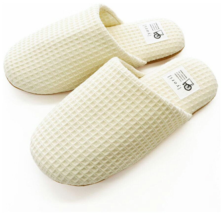【返品種別A】□「返品種別」について詳しくはこちら□※長時間日光にあたったり、摩擦、水漏れなどによる色落ちや色移りすることがあります。※お取り扱いの際は、商品やパッケージなどに記載されている品質表示、アテンションタグ、ご使用上の注意事項などを必ずご確認下さい。※本来の目的以外にはご使用にならないで下さい。※カメラやモニターの性質により、画像と実物の色の違いがある場合がございますのでご理解願います。◆素足で履きたくなる心地よさ！　綿花のみで撚ったコットンを使用した「yori ヨリソフトスリッパ」。◆凹凸のあるワッフル素材が気持ちよさのポイント。肌への接地面が少なくさらっと快適な履き心地。◆つま先まで覆うデザインが足元のひんやりとした空気を遮りながら、足触りもふんわり！　◆椅子や机の脚、柱のかどにぶつかっても「アイタタタ・・・」となる心配のない安心仕様！　◆甲から足裏まで、足を包む部分は全て綿100％のコットンを使用。◆底生地は、パタパタ音が鳴りにくいポリエステルスエード素材を採用し、足音が気にならないのも嬉しいポイント。◆汚れたら丸洗いできるので、いつでも清潔。洗うたびにワッフルがふっくら、心地よさもUp。◆洗いたてのスリッパに足を通して、さらにリラックス！　おうち時間を豊かにする清潔スリッパ習慣をどうぞ。◆落ち着いたカラーバリエーションは、ナチュラルなシンプルライフにピッタリ。ギフトにもおすすめ。■　仕　様　■サイズ（約）：[Mサイズ]22.5〜24.5cm [Lサイズ]25〜27cm※実際の商品ならびにメーカー表記サイズとは多少の誤差が生じる場合がございます。　あらかじめご了承ください。重量：約127g（※Lサイズの商品の重量です。）素材：綿100％洗濯機：可乾燥機：不可ドライクリーニング：不可[BF0205831A2C]yori(ヨリ)生活家電＞インテリア＞スリッパ