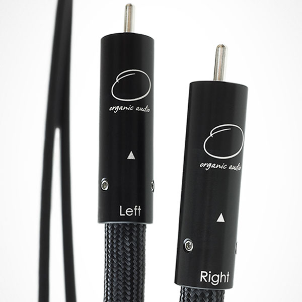 【返品種別B】□「返品種別」について詳しくはこちら□※受注生産品のため、お届けに約1〜2ヶ月かかります。※受注生産品は御注文のお取り消しは出来ませんので予めご了承願います。十分にご検討の上御注文をお願いいたします。◆クセのないナチュラルなサウンド一聴してわかるのは、滑らかでクセのない非常にナチュラルなサウンド。銅を導体に使用したケーブルにありがちな不自然な硬さは微塵もなく、それぞれの楽器が本来持つ美しい響きをよみがえらせます◆超ワイドレンジ設計導体に、アニール処理が施された高純度の無酸素銅を採用。コネクタも全く同一の素材を使用し、抵抗を限りなく小さくすることにより、全ての帯域において自然に伸びる超ワイドレンジを実現◆圧倒的なS/N音楽の微小領域まで踏み込み、高度な芸術表現を可能にするにはS/Nの高さが絶対必要、電磁波や振動などあらゆるノイズを寄せ付けない独自の構造を採用することで、圧倒的なS/Nの高さに支えられた諧調豊かな表現力を発揮◆傑出した空間再現能力素晴らしい空間再現能力を発揮、特に奥行き方向のサウンドステージの広がりは傑出しており、自然な三次元空間再現能力は、グレードをはるかに超えるもの◆導体導体には、アニール処理が施された、極めて電気伝導率が高い無酸素銅を使用、国際アニール銅標準（IACS）に対して101％の伝導率を持ち、銅の規格の中でも最も高いクオリティを持っています。ただし、銅の純度をいたずらに高めることはしていません純度を極限まで高めることが音質の向上に必ずしも繋がらないことを知っているからです◆コネクタコネクタも、独自のカスタムメイド品。パーツは全てスイス製高精度CNCマシーンで精密加工、通常のケーブルでは、そのコネクタや接点に真鍮や青銅、ハンダなど、低伝導率の素材を使用しますが、コネクタにも導体と全く同じ純度を持った純銅を使用するとともに、導体とコネクタの接続には、ハンダを一切使わず超高圧で圧着する特許技術を採用。コネクタ間が完全にひとつながりの長い純銅となり、ケーブル全体において極めて低い抵抗値を実現◆無シールド構造ケーブルのシールドは、ハムを防ぐのに必要ないどころか、キャパシタンスを持つことによる音質劣化の弊害をもたらします。シールドの弊害を避けるために無シールドとし、かつ電磁波から微小な信号を守るため、独自の特殊構造を採用◆誘電体誘電体には、超低重量の多孔質繊維を使用。導体への接触を最低限に保つことで、実質空気を主要な誘電体として使用、通常のテフロンやポリエチレンを誘電体に用いたものに比べ、振動を極めて効果的に抑えることが可能で、マイクロフォニックノイズを避け、音にカラーレーションを与えることが一切ありません[ORGANICAUDIORCA20]オーガニックオーディオオーディオ＞AV接続ケーブル＞高級音声ケーブル＞RCAケーブル