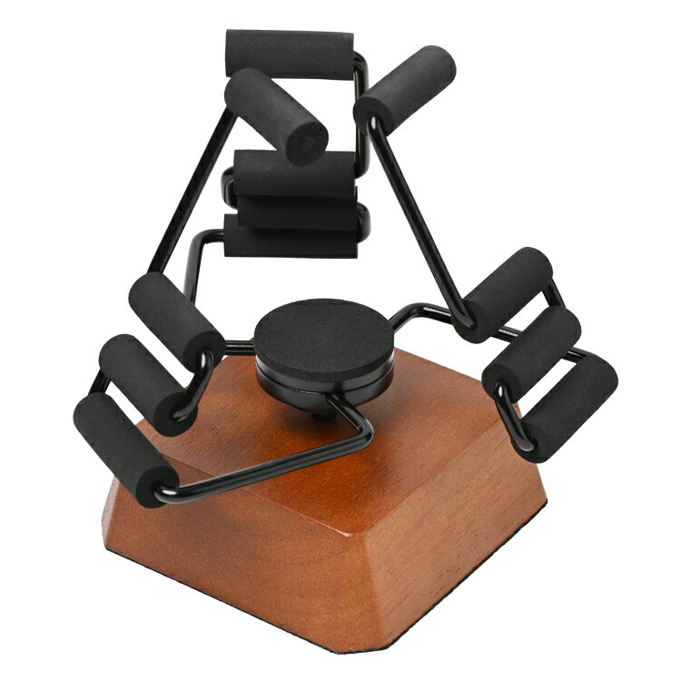 □「返品種別」について詳しくはこちら□メーカー保証 無し保証は初期不良のみの対応です。◇◆　ES'PRIMA　3本用時計スタンド　◆◇エスプリマのThe Stand 3本用スタンドは、3本の時計を一度に保管し、美しくディスプレイするための理想的なアクセサリーです。このスタンドは、時計を安全に保管しながらも、その美しさを際立たせるために設計されています。スタンドは木製の土台が特徴で、温かみのある自然な雰囲気を演出します。3本の時計は回転することができ、360度の視野で時計を楽しむことができます。また、スタンドのデザインはシンプルで洗練されており、部屋やオフィスのインテリアに調和します。エスプリマの3本用スタンドは、時計を外した際に便利に使える機能も備えています。自宅や会社で時計を外す際に、このスタンドに時計を置くことで、時計が安全に保管され、同時に美しいディスプレイとして活用することができます。◆3本用ウォッチケース■　仕　様　■カラー：木目ケース：木、合金、EVA本体サイズ：横13cm、奥行13cm、高12.5cm重さ：240g時計＞ワインダー・工具・替えバンド・その他時計用品＞時計収納用ケース