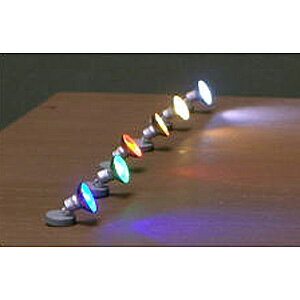 【返品種別B】□「返品種別」について詳しくはこちら□2010年01月 発売【ご注意】こちらの商品は画像内の一番奥から2つ目の物です。使用にはLED建物照明ユニットが必要です。単体では動作致しません。※生産の都合上、お届けに1〜2カ月かかる場合がございます。予めご了承頂きますようお願いいたします。【商品説明】コスミックのLED照明。夜景でストラクチャーを効果的に浮かび上がらせるためのスポットライトです。同社製の建物照明ユニット基本セットに接続して使用します。全6色。こちらの商品は電球色です。【商品特徴】実物の投光器に似せたリアルな形状取付はφ5.5mmの穴を開けて取付、コネクタに接続するだけ【商品仕様】発行色：電球色電源：DC12V消費電流：約10mA取付穴：φ5.5m寸法：約7×12×11mm重量：約3g鉄道模型＞Nゲージ ストラクチャー＞照明