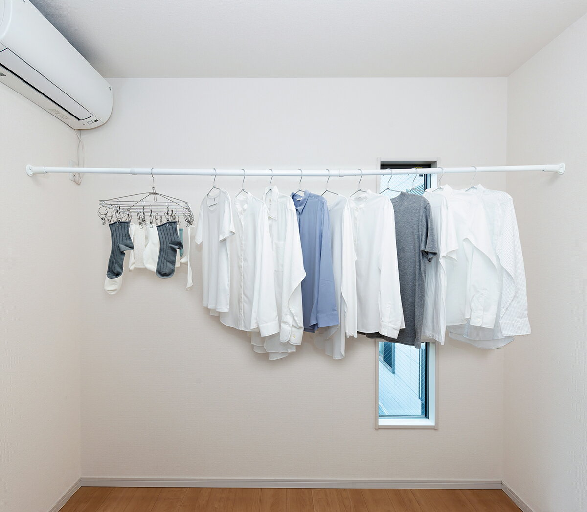 【返品種別A】□「返品種別」について詳しくはこちら□※かけられる重さ：全体で約8kgまで◆壁面に釘ピンで竿受け固定具を取り付け、専用竿を使ってものほし空間をつくります◆竿受け可動範囲は120度、角度調整できるので壁間やコーナーで使えます◆使わない時は竿と竿受けを取り外しできるので壁面はスッキリ■　仕　様　■本体使用時サイズ(約)：幅220〜300×奥行5.3×高さ5.3cm本体重量(約)：約1.1kg材質：樹脂コーティングスチールパイプφ29.4/φ25.4mm、ABS樹脂、ポリアセタール樹脂、ASA樹脂、ステンレスかけられる重さ：全体で約8kgまで[HTM1セキスイ]積水樹脂生活家電＞生活雑貨＞洗濯用品（物干し・ハンガーなど）＞ハンガーラック・ワードローブ