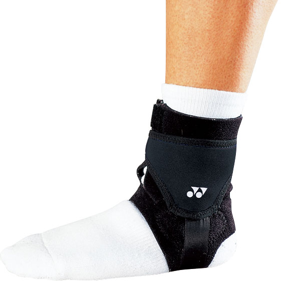 【返品種別A】□「返品種別」について詳しくはこちら□※画像はイメージです。※サポーターは若干きつめがあなたのプレーを最適にサポートします。※マッスルパワーサポーターはスポーツ時のプレーをサポートするものであり、日常生活での使用効果は期待出来ません。◆足首をしっかり固定し、急激な動きから靭帯を守ります。■　仕　様　■足首用サイズ（足首の一番細い部分）・・・　右-S：19〜20cm　右-M：21〜22cm　右-L：23〜24cm　右-LL：25〜26cm　左-S：19〜20cm　左-M：21〜22cm　左-L：23〜24cm　左-LL：25〜26cm素材：ナイロンニット、シリコン、クロロプレン[YOMPS40AK007RS]ヨネックスアウトドア＞スポーツ用品＞ウェア・アクセサリー＞アクセサリー