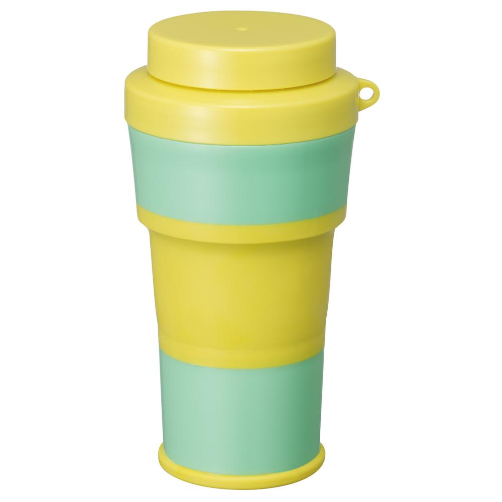 【返品種別A】□「返品種別」について詳しくはこちら□◆飲み終わったら、キュッと小さく折りたためる！　可愛くて、コンパクトなボトル「Cottle（コトル）450ml」◆ボトルの側面中央部分に柔らかなエラストマー素材を使用！　◆ボトルの上下を持って、ゆっくりと空気を抜きながら折りたためば、手のひらに収まるほどのコンパクトサイズに！　◆シリコンパッキン付きのスクリュー式キャップで、ドリンクが漏れる心配の少ない安心構造。◆そそぎフタの口径約7.5cmの広口設計。◆氷が入れやすく冷たい飲み物の準備が簡単にできて、飲み終わった後の洗浄やお手入れもラクラク！　◆360度どの角度からも飲みやすい飲み口だから、ハイキングやサイクリングなどのアウトドアや、オフィスでの水分補給に最適。◆付属のカラビナでカバンの持ち手やリュックにつなげば、持ち運びも楽ちん。◆カバンの中で迷子にならないのが嬉しいポイント！　■　仕　様　■容量：約450mlサイズ（約）・・・　[縦]17cm [上部直径]7cm [底部直径]6cm　折りたたみ時：[縦]8.5cm [上部直径]7cm [底部直径]6cm※サイズは実寸サイズです。　実際の商品ならびにメーカー表記サイズとは多少の誤差が生じる場合がございます。　あらかじめご了承ください。重量：約113g素材・・・　本体：[硬質部分、そそぎ蓋]ポリプロピレン [硬質部分]熱可塑性エラストマー　フタ：ポリプロピレン　パッキン：シリコン樹脂　カラビナ：アルミニウム[BF0175681A2F]Cottle(コトル)アウトドア＞アウトドア用品＞ウォーターボトル