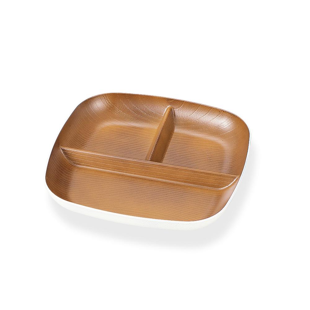 【返品種別A】□「返品種別」について詳しくはこちら□◆いつもの食事がおしゃれに楽しくなる！　欅杢目スクウェアプレート。◆ワンプレートで主菜から副菜まで盛り付けOK。和食にも洋食にも合うナチュラルな質感で、手軽にカフェ気分を味わえちゃう！　◆家庭用の電子レンジ、食器洗い乾燥機に対応！　◆落としても割れにくく軽量なので、普段使いだけでなくパーティーやピクニックでも活躍。◆スタッキングできるデザインで、食器棚への収納もラクラク！　◆食卓に馴染みやすいカラーバリエーション。■　仕　様　■サイズ（約）：[縦]3cm [横]22cm [奥行]22cm※サイズは実寸サイズです。　実際の商品ならびにメーカー表記サイズとは多少の誤差が生じる場合がございます。　あらかじめご了承ください。重量：約219g素材：[塗装の種類]ウレタン塗装 [素地の種類]PET・ABS樹脂電子レンジ：可食洗機：可(※家庭用のみ。業務用は不可。)[BF0193911A2A]BACKYARD FAMILY(バックヤードファミリー)調理家電＞キッチン用品＞食器関連＞皿・プレート