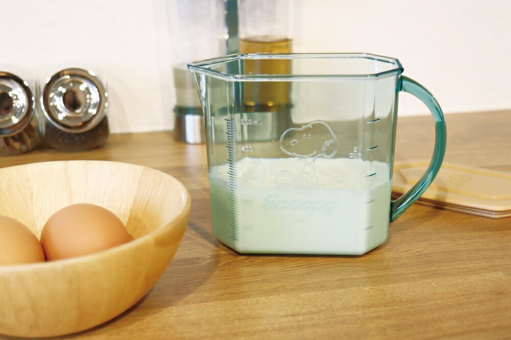 錦化成 スヌーピー フタ付計量カップ CL-G 500ml 耐熱 100℃ SNケイリヨウカツプG 液体の計量ができる+蓋付きで一時保存が可能 [SNケイリヨウカツプG]