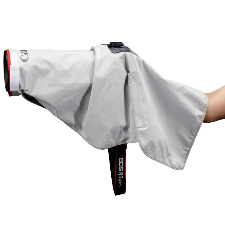 【返品種別A】□「返品種別」について詳しくはこちら□2024年08月 発売※ファインダーを直接覗いて撮影することができないため、視線入力機能、ファインダーオンセンサーを利用した機能には非対応となります。一眼レフタイプのEOSカメラでの使用は推奨されません。※動画撮影時に、レインカバー非使用時と比較して、動画撮影時間が短くなることがあります。また、カメラが熱制限から復帰するまでの必要時間が長くなる場合があります。※内蔵ストロボは使用できません。※アクセサリーシューに取り付けて使用するため、アクセサリーシューに取り付けるアクセサリーと併用はできません。※赤外線を使用するリモコンは使用できません。※ファインダー視野の四隅が見えにくくなる場合があります。※セルフタイマーランプ、タリーランプなど、カメラ、アクセサリーの各種ランプの状態が確認できない場合があります。※GPS信号を受信しにくくなる場合があります。※無線通信の電波が送受信しにくくなる場合があります。※モニターの明るさの自動調節機能が正常に作動しない場合があります。◆EOS Rシリーズのカメラに対応するレインカバーのLサイズです。◆カメラのアクセサリーシューに固定して使用し、アクセサリーシューおよびマルチアクセサリーシューに対応しています。■　仕　様　■対応カメラ：EOS Rシリーズのカメラ [対応レンズ目安]：レンズ最大径 約150mm以上※、レンズ長さ 約660mm以下。※RF400mm F2.8 L IS USM、RF600mm F4 L IS USM、RF800mm F5.6 L IS USM、RF1200mm F8 L IS USMなど※レンズフードを使用する場合には、レンズフードの直径が約150mm以上であれば取り付け可能です。[ERCR5L]キヤノンカメラ＞撮影用品＞レイングッズ