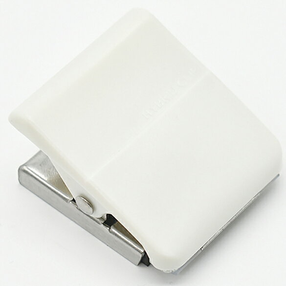 【返品種別A】□「返品種別」について詳しくはこちら□◆「らくバネ」で従来品より約40％軽い力で開く！　一般的なクリップとは違う「ダブルトーションバネ」を起用したことで力が分散され従来より軽く開きます。◆開口部「グラップラバー搭載」でツルツルしたものもしっかり挟む！　ラミネートもクリアファイルもしっかり挟んで滑らない！　◆土台はステンレス製なので水に強くサビにくくキッチンなどの水気のある所でも使えます。◆樹脂部分は「ポリカーボネート製」で割れに強く丈夫！　◆表面にはラベルシールが綺麗に貼れるガイド付き！　◆本体裏面に独自開発の滑り止めR-FIXを使用。本体のズレ落ちを防ぐ。■　仕　様　■本体サイズ：W39×H43×D25mmA4コピー用紙保持枚数：約150枚カラー：白[MHC150W]OAサプライ/OA機器＞オフィス事務用品・文房具＞事務用品＞クリップ・フック