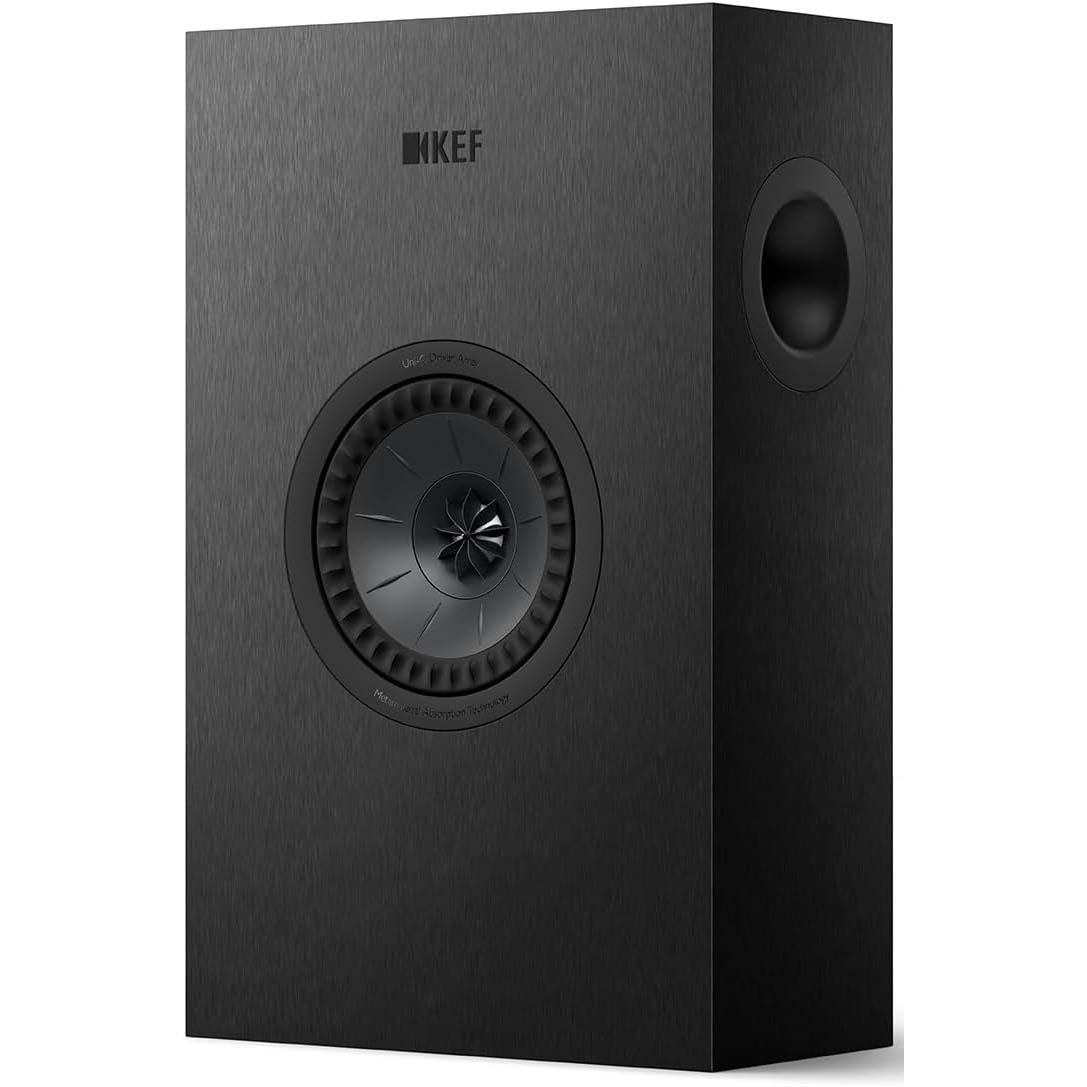 【返品種別A】□「返品種別」について詳しくはこちら□2024年10月 発売メーカー保証期間 2年◆MATによる革新的な吸音Qシリーズの新たな進化は、メタマテリアル吸音技術（MAT）の採用です。この革新的な技術により、最新の第12世代Uni-Qドライバー・アレイの性能は、精度と明瞭度という点で新たなレベルに到達。MATは非常に複雑な迷路のような構造で、複雑に入り組んだ各チャンネルが特定の周波数を効率的に吸収します。このチャンネルが組み合わされると、音響的なブラックホールとして機能し、トゥイーター後部に発生する不要な音を99％吸収します。これにより、結果として生じる歪みを排除し、よりピュアで自然な音響パフォーマンスを実現します。◆最新の第12世代「Uni-Q・ドライバー・アレイ」搭載新しい「Qシリーズ」のユニットは最新の第12世代の「Uni-Q・ドライバー・アレイ」です。KEFは独自の自社製最先端のシミュレーション、分析ツールを活用！　「MAT」と組み合わせて最適にパフォーマンスを向上させるドライバーを作成。具体的には、ツイーター・ドームを「META」メタマテリアル・アブソーバーに結合する円錐形のウェーブガイドは新たに設計。ツイーター・ギャップ・ダンパーを再設計し、共鳴と不完全性を抑えるために2つの多孔質材料のリングを配置して、サウンドの明瞭性とディテールを向上。ツイーター・モーター・システム全体を再設計し、ツイーターの後ろのリア・チャンバー・ベント領域を250％増やして、より多くの音が「MAT」に到達できるようにすることで「MAT」の効果を最大限に向上。ツイーターをミッド/ベース・ドライバー内に配置することで、多くの人がスピーカーの最高峰と考える点音源を実現しています。単一点音源設計であるため試聴時の「スイート・スポット」を排除し、部屋全体にサウンドを均等に分散して誰もが楽しめます。◆1000回の測定から改良されたクロスオーバーQシリーズの重要なコンポーネントは、すべてのスピーカーパーツのシームレスな統合を保証する、洗練されたクロスオーバーです。これを実現するため、KEFのエンジニアは、英国メイドストーンにある無響室で、特注のリファレンス・マイクロホン・アレイを使用して、各スピーカー・モデルについて1000回以上の具体的な測定を行っています。このような広範な軸上・軸外測定により、私たちのチームは各モデルの音響的相互作用を徹底的に理解し、高度なシミュレーションとプロトタイピングによる正確なクロスオーバー設計を可能にしています。この綿密なプロセスは「LS50 Meta」の開発から引き継がれ、最新の「Referenceシリーズ」と「Rシリーズ」の開発を通じてさらに強化され、各スピーカーモデルで正確な信号経路の最適化と最高のパフォーマンスを実現しています。■　仕　様　■寸法：250（W）×142（D）×400（H）mm重量（1本）：5.7kg使用ユニット：Uni-Q Driver Array：HF：25 mm （1 in.） vented aluminium dome with MAT LF/MF：130 mm （5.25 in.） aluminium cone周波数特性（±3dB）：65Hz〜20kHz最大出力：108dB周波数帯域 （-6dB）：52Hz〜20kHzクロスオーバー周波数：2.1 kHz推奨アンプ：10〜150W感度（2.83V/1M）：86dBインピーダンス：4Ω （min. 3.2 Ω）[Q4METABLACK]その他オーディオ＞単品オーディオ/アンプ/スピーカー＞HiFiスピーカー＞その他スピーカー・まごころ長期修理保証(保証5年)［加入料：対象商品代金の5%］商品「Q4META-BLACK」専用加入料(※加入料のみ注文不可)※対象商品と専用加入料を分けてのご注文は承れません。上記リンク先の専用加入料と一緒にご注文して下さい。※長期修理保証についての詳細・注意事項はこちらのページをご一読下さい。