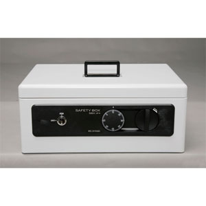 【返品種別A】□「返品種別」について詳しくはこちら□◆シリンダー錠とダイヤル錠のダブルロックでしっかりと中身を保管し、安全◆防犯ブザー機能付き防犯ブザー機能付き。スイッチをオンにした状態で持ち上げるとブザーが鳴ります。◆コインカウンタートレーは本体から取り外して使用することができるので便利◆グリーン購入法適合商品の手提げ金庫■　仕　様　■サイズ（約）：幅360×奥行255×高さ155　重量：4100g材質…　本体：スチール　前面パネル・トレー：ABS（再生材60.4％使用）[SBXA4グレ]アイリスオーヤマ生活家電＞防犯機器＞金庫