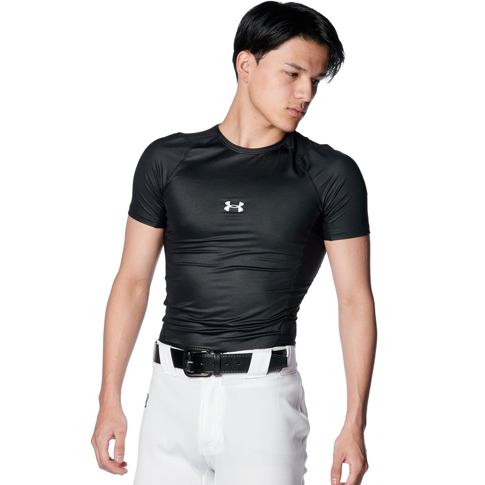 【返品種別A】□「返品種別」について詳しくはこちら□◆通気性を高めるために背面にIso-chillテクノロジーメッシュを使用◆人間工学に基づいたデザインにより、摩耗から継ぎ目を防ぎ、耐久性を向上◆左裾のタグに名前や番号の記入が可能◆学生野球での使用にも配慮したロゴ位置◆紫外線から肌を保護するUPF 50+◆アイソチル：Aqua-Xナイロン糸が身体の熱を吸収、発散温度の上昇を防いで酷暑においても快適な状態を保つ◆吸汗速乾テクノロジー◆嫌な臭いの原因となる細菌の増殖を抑制し、臭いを軽減する効果を発揮する◆4方向へのストレッチ性■　仕　様　■素材：ナイロン77％、ポリウレタン23％機能：Iso-Chill(アイソチル)、4wayストレッチフィット：コンプレッションメンズ[DOM1364732001XXL]株式会社ドームアウトドア＞野球・ソフトボール＞ウエア＞アンダーシャツ