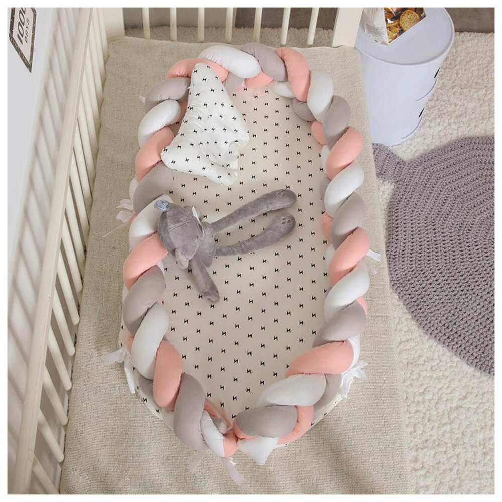 【返品種別A】□「返品種別」について詳しくはこちら□※こちらの販売ページはベッドインベッド、Eとなります◆大人用ベッドでスペースを確保赤ちゃんが寝るスペースを確保できるベッドインタイプのベビーベッド！　落下防止にも◎◆デリケートな赤ちゃんの肌に通気性、手触りが良い綿素材を使用しているから、肌がデリケートな赤ちゃんも安心。◆赤ちゃんの睡眠をサポート赤ちゃんの体の負担を軽減してくれる厚さのマットレス。程よい傾斜付きでより快適な睡眠。◆クッションガード付きで寝返り対策三本編みのクッションをグルっと一周させて、寝返りや落下を防ぐ作り。◆シーンに合わせて取り外せるクッションはリボンで着脱が可能！　取り外してベビーベッドの柵に付けるのもおススメ♪◆カバーの洗濯OKマットレスのカバーはファスナーで取り外しでき、定期的に洗えるのも嬉しいポイント。◆クッションは丸洗い可能クッションカバーも手洗いが可能。汚れが気になったら洗って干すだけ！　◆旅行や帰省での使用も軽く持ち運びやすいのでベビーベッドがない場所での簡易ベッドとして使える♪◆専用のトートバッグ付属ベッドを二つ折りにして収納できる、トートバッグ付属。■　仕　様　■素材:綿、他 生産国:中国 サイズ:[縦]約15cm/[横]約55cm/[奥行]約90cm※サイズはメーカー公表サイズです。実際の商品とは多少の誤差が生じる場合がございます。あらかじめご了承ください。 重量:約1686g（※パッケージを含む商品一式の重量です。） 注意書き:海外輸入品のため、商品によってはパッケージや説明書が、英語や中国語表記となっている場合があります。商品を安価でご提供させていただくため、輸入時のパッケージのままでのお届けとなります。予めご了承くださいませ。商品の写真はできる限り実物のお色に近づけるように加工しておりますが、お使いのモニター設定、お部屋の照明などにより、実際の商品と異なる場合がございます。商品や個体差などにより、表記と若干異なる場合がございますが、予めご了承くださいませ。輸入品のため、糸の継ぎ目や縫製等が甘い部分、糊跡等が生じる場合がございますが、予めご了承くださいませ。生地の特性上、やや匂いが強く感じられるものもございます。数日のご使用や陰干しなどで気になる匂いはほとんど感じられなくなります。お手入れなどはタグなどの表記をご確認ください。商品のタグなどのデザインは生産時期によって異なる場合がございます。配送の方法によっては、商品に多少のシワ等ができる場合がございますが、出来る限りお客様にリーズナブルな価格帯でご提供するためです。ご了承くださいませ。採寸方法の違いにより、多少の誤差がある場合がございます。こちらの商品本体、及び商品についている印字やタグに関しては、海外メーカー独自のサイズ情報や表記になります。実際には、当社にて日本向けに正しい情報をページに掲載させて頂いております。[GBABY60501A2E]BACKYARD FAMILY(バックヤードファミリー)生活家電＞生活雑貨＞ベビー・キッズ