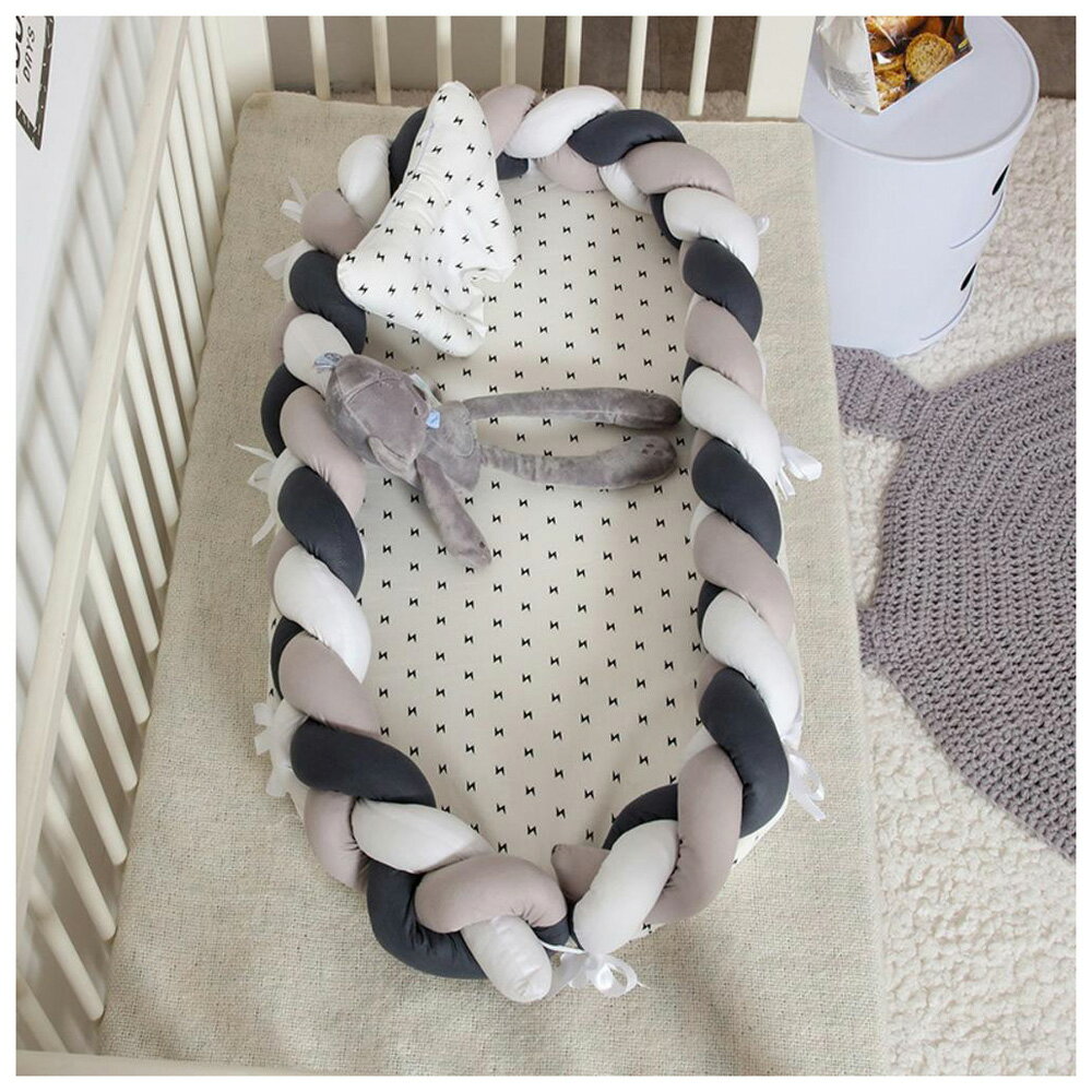 【返品種別A】□「返品種別」について詳しくはこちら□※こちらの販売ページはベッドインベッド、Hとなります◆大人用ベッドでスペースを確保赤ちゃんが寝るスペースを確保できるベッドインタイプのベビーベッド！　落下防止にも◎◆デリケートな赤ちゃんの肌に通気性、手触りが良い綿素材を使用しているから、肌がデリケートな赤ちゃんも安心。◆赤ちゃんの睡眠をサポート赤ちゃんの体の負担を軽減してくれる厚さのマットレス。程よい傾斜付きでより快適な睡眠。◆クッションガード付きで寝返り対策三本編みのクッションをグルっと一周させて、寝返りや落下を防ぐ作り。◆シーンに合わせて取り外せるクッションはリボンで着脱が可能！　取り外してベビーベッドの柵に付けるのもおススメ♪◆カバーの洗濯OKマットレスのカバーはファスナーで取り外しでき、定期的に洗えるのも嬉しいポイント。◆クッションは丸洗い可能クッションカバーも手洗いが可能。汚れが気になったら洗って干すだけ！　◆旅行や帰省での使用も軽く持ち運びやすいのでベビーベッドがない場所での簡易ベッドとして使える♪◆専用のトートバッグ付属ベッドを二つ折りにして収納できる、トートバッグ付属。■　仕　様　■素材:綿、他 生産国:中国 サイズ:[縦]約15cm/[横]約55cm/[奥行]約90cm※サイズはメーカー公表サイズです。実際の商品とは多少の誤差が生じる場合がございます。あらかじめご了承ください。 重量:約1686g（※パッケージを含む商品一式の重量です。） 注意書き:海外輸入品のため、商品によってはパッケージや説明書が、英語や中国語表記となっている場合があります。商品を安価でご提供させていただくため、輸入時のパッケージのままでのお届けとなります。予めご了承くださいませ。商品の写真はできる限り実物のお色に近づけるように加工しておりますが、お使いのモニター設定、お部屋の照明などにより、実際の商品と異なる場合がございます。商品や個体差などにより、表記と若干異なる場合がございますが、予めご了承くださいませ。輸入品のため、糸の継ぎ目や縫製等が甘い部分、糊跡等が生じる場合がございますが、予めご了承くださいませ。生地の特性上、やや匂いが強く感じられるものもございます。数日のご使用や陰干しなどで気になる匂いはほとんど感じられなくなります。お手入れなどはタグなどの表記をご確認ください。商品のタグなどのデザインは生産時期によって異なる場合がございます。配送の方法によっては、商品に多少のシワ等ができる場合がございますが、出来る限りお客様にリーズナブルな価格帯でご提供するためです。ご了承くださいませ。採寸方法の違いにより、多少の誤差がある場合がございます。こちらの商品本体、及び商品についている印字やタグに関しては、海外メーカー独自のサイズ情報や表記になります。実際には、当社にて日本向けに正しい情報をページに掲載させて頂いております。[GBABY60501A2H]BACKYARD FAMILY(バックヤードファミリー)生活家電＞生活雑貨＞ベビー・キッズ