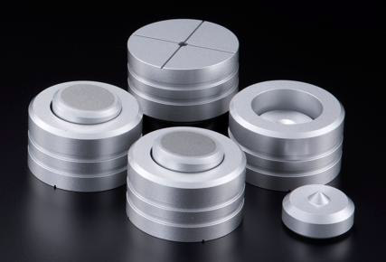 【返品種別A】□「返品種別」について詳しくはこちら□2025年07月 発売■ MZ-Grande 概要本製品は、純マグネシウム製の新開発カップ（Grande-Cup）に、マグネシウムインシュレーター「MZ-1」「MZ-2」を収めたハイブリッド構造となっております。カップ部には、ティグロン独自技術である「マグネティックZEROプロセス」を施し、振動吸収性能を飛躍的に向上させました。純マグネシウムが持つ優れた制振性と電磁波遮断効果との相乗効果により、これまで以上に立ち上がりの良い、明瞭で広がりのある音場を実現しております。さらに、ティグロンのフラッグシップオーディオラック「GMR」にて初採用された「D-REN Tuning Ring」を カップ内部に搭載し、音像定位や空間表現のさらなる向上を図っております。■　仕　様　■サイズ：（高さ）34.5mm×（直径）53mm推奨耐荷重：1個あたり25kg以内[MZGRANDE4]ティグロンオーディオ＞AVアクセサリー＞オーディオアクセサリー＞インシュレーター＞TIGLON（ティグロン）