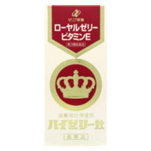 □「返品種別」について詳しくはこちら□この商品の説明書(1ページ目)はこちらこの商品の説明書(2ページ目)はこちら使用上の注意相談すること1．服用後，次の症状があらわれた場合は副作用の可能性があるので，直ちに服用を中止し，この文書を持って医師，薬剤師又は登録販売者に相談してください　　　〔関係部位〕　　　　〔症　　状〕　　　皮　膚　　　　：　発疹　　　消化器　　　　：　下痢，胸やけ，吐き気2．しばらく服用しても症状がよくならない場合は服用を中止し，この文書を持って医師，薬剤師又は登録販売者に相談してください■効能・効果滋養強壮，虚弱体質，肉体疲労・病中病後・食欲不振・栄養障害・発熱性消耗性疾患・妊娠授乳期などの場合の栄養補給■用法・用量成人（15才以上）1回1．0〜1．5g，1日2回服用してください。なお，15才未満の小児には，服用させないでください。＜用法・用量に関連する注意＞（1）定められた用法・用量を守ってください。（2）添付のスプーンは，すり切りで約1g，中ほどの線までで約0．5gです。　　　柄を付けてご使用ください。■成分・分量1g中ローヤルゼリー・・・・・・・・・・・・・・・・・・・200．0mgビタミンE酢酸エステル・・・・・・・・・・・・・・・・・3．3mg添加物：バレイショデンプン，D−マンニトール，結晶セルロース，トウモロコシデンプン，合成ケイ酸アルミニウム，軽質無水ケイ酸，乳糖水和物■保管及び取り扱い上の注意（1）直射日光の当たらない湿気の少ない涼しい所に密栓して保管してください。（2）小児の手のとどかない所に保管してください。（3）他の容器に入れかえないでください。（誤用の原因になったり品質が変わることがあります。）（4）添付のスプーンは使用の際，口中などに入れてぬらさないように注意してください。（5）使用期限を過ぎた製品は服用しないでください。●ローヤルゼリーとは？ローヤルゼリーにはたんぱく質，炭水化物，脂質の三大栄養素をはじめビタミンやミネラルなど健康維持に役立つ40種類以上の栄養素がバランスよく含まれています。ローヤルゼリーは“女王蜂のミルク”又は“王乳”とも呼ばれており，働き蜂から極微量に分泌される貴重な物質で，主に女王蜂に与えられます。幼虫期にローヤルゼリーを与え続けられた女王蜂の幼虫は働き蜂に比べてより早く羽化し，体格も2倍程に成長します。また，働き蜂の寿命が1〜2ヵ月であるのに対して女王蜂は4〜5年も生き，その間自分の体重をはるかに超える量の卵を産み続けます。このような女王蜂の強い生殖力と生命力は，ローヤルゼリーの作用によるものと考えられています。■問合せ先本品についてのお問い合わせは，お買い求めのお店又は下記にお願い申し上げます。ゼリア新薬工業株式会社　お客様相談室〒103−8351　東京都中央区日本橋小舟町10−1103−3661−2080受付時間　9：00〜17：50（土・日・祝日を除く）リスク区分：第三類医薬品医薬品の使用期限：使用期限まで10ヵ月以上あるものをお送り致します。医薬品販売に関する記載事項（必須記載事項）は当店PCページをご覧下さい発売元、製造元、輸入元又は販売元：ゼリア新薬工業商品区分：医薬品広告文責：上新電機株式会社(06-6633-1111)医薬品＞ビタミン剤＞その他のビタミン主薬製剤＞その他のビタミン主薬製剤