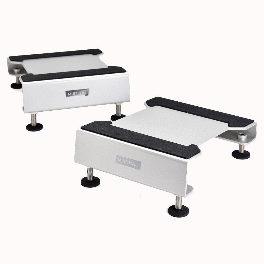 【返品種別A】□「返品種別」について詳しくはこちら□2017年06月 発売★リスニングポイントに合わせて、最適なスピーカーのセッティングが可能 ※使用例です。本品にスピーカーは付属しません◆スピーカーに合わせて様々な傾斜角度に対応スピーカースタンド本体には6度の傾斜角がついており、リスニングポイントとスピーカーに合わせて、更に細かな傾斜角度の調整が可能。卓上などで下向きのセッティングをする時も、スピーカースタンドの前後の向きを変えて容易に行えます。傾斜角を合わせることによって、デスクの反射音が低減し、より正確な定位と空間表現などのリアルな再生が可能になります。◆振動の排除と高い剛性スタンド本体にはスピーカーへの影響を考慮し、非磁性体であるアルミを採用。肉厚のアルミの曲げ加工による一体構造で、不要な共振を排除し、高い剛性を誇ります。スピーカースタンド底面には、振動を素早く減衰させる特殊な制振ゴムを取り付け、スピーカーによる共振をハイスピードに制御。スピーカーと接する部分には、音質とスピーカーへのグリップを考慮し、高密度で高強度なハイグレードのスポンジゴムを採用。スピーカーとの接地は前後2点でのポイントとし、スピーカースタンドへの振動の伝達を最小限に抑えています。　◆スパイク効果ステンレス製のスパイクで、スピーカーから伝わる振動をスムーズに減衰。接地面との不要な振動を抑えることで、スピーカーの持つ性能を引き出し、解像度の高い音楽再生が可能となります。スパイクベースには、異種素材の高強度のゴムを採用。表面には細かなテクスチャを施し振動を分散し、ハイグリップな素材により、滑りづらく安定した接地が可能。■　仕　様　■寸法本体：(幅)160×(高さ)48×(奥行)204mm天板：(幅)160×(奥行)200mm質量：420g耐荷重：15kg[DSS1620SMISTRAL]エスカートオーディオ＞AVアクセサリー＞スタンド・ボード類＞スピーカー・スタンド