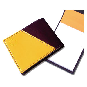 【返品種別A】□「返品種別」について詳しくはこちら□2016年02月 発売※メモ帳は付属しておりません。別途ご用意ください。◆対応サイズにぴったり収まるよう設計されています。◆おなじみのカットラインがCASSAROSの世界観を表現しつつ、機能的に収納ポケットとして便利に活躍します。◆裏面にも形状のことなるポケットが搭載されており、共に切り離したメモやビジネスカードの収納にとご利用頂けます。◆CASSAROSのブランド・ロゴとマークが、サイドにさりげなく刻印されています。■　仕　様　■材質：表面：合成皮革、裏面：塩ビサイズ：ヨコ93mm×タテ（開）258mm/（閉）125mm対応メモ帳サイズ：ヨコ85mm×タテ120mm（ブロックロディア No.12対応）重量：29g[CARCMN9]OAサプライ/OA機器＞オフィス事務用品・文房具＞ステーショナリー＞その他