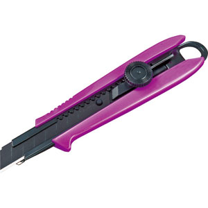 【返品種別B】□「返品種別」について詳しくはこちら□※刃物ですので取り扱いにご注意下さい。※使用後の折れ刃は、適切な処理をして下さい。◆強力ネジ式ロックです。◆ドライバーと同等の硬度なので、ネジを締めたり、多機能工具として使用できます。◆ホルダーに焼き入れ加工して、ドライバーと同等の強度を持たせました。■　仕　様　■全長(約)：187mm適合替刃：CBL-SG10、CBL-SG50、CBL-SK10、CBL-SK50、CB-50D替刃：刃厚：0.5mm本体：ABS樹脂刃：炭素工具鋼(SK120)[DCL501KPCLタジマ]TJMデザインアウトドア＞DIY・工具＞手作業工具＞ハサミ・カッター・鋸