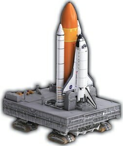 【返品種別B】□「返品種別」について詳しくはこちら□2021年12月 発売※画像はイメージです。実際の商品とは異なる場合がございます。【商品紹介】ドラゴンモデル 1/400 スペースシャトル クローラー・トランスポーター付きです。■アメリカが宇宙開発に運用した宇宙空間と地上を行き来するロケット、スペースシャトルを1/400スケールで再現■シャトル本体のほかに外部燃料タンクやロケットブースターなどもモデル化■発射台へと移動する際に使用された巨大なクローラー・トランスポーターもセット■スペースシャトルのオービターや、外部燃料タンク、ブースターロケットの表面ディテールも繊細に表現■スペースシャトルの胴体とロケットブースターは金属製■ディスカバリー他、主要な機体のマーキングをデカールで再現■ 打ち上げ前のフル装備のシャトルを乗せて発射台へと移動するトランスポーターを詳細にモデル化■スペースシャトルミッションエンブレムステッカー付属！　【モデルについて】モデルはアメリカが宇宙開発に運用した宇宙空間と地上を行き来するロケット、スペースシャトルを1/400スケールで再現したプラスチックモデル組み立てキットです。このキットではシャトル本体のほかに外部燃料タンクやロケットブースターなどもモデル化。加えて、発射台へと移動する際に使用された巨大なクローラー・トランスポーターもセットされています。スペースシャトルはオービターはもちろん、打ち上げ時に装備されていた外部燃料タンク、ブースターロケットもセット。それぞれ表面のディテールも繊細に表現されて、 実感を高めます。スペースシャトルの胴体とロケットブースターは金属製。仕上がりの重量感も見逃せません。そして、このキットの見所は打ち上げ前のフル装備のシャトルを乗せて発射台へと移動するトランスポーターでしょう。巨大なシャトルを乗せるいかにも頑丈なそのフレーム や幅広い履帯の力強さがしっかりと伝わる再現です。フレームや足回りのみならず、 シャトルの固定治具などの再現もぬかりありません。ディスカバリー他、主要な機体のマーキングをデカールで再現。宇宙モデルファンにはこの機会にぜひ、組み立てていただきたいキットです。【実機について】2011年7月の飛行を持ってその役目を終えたスペースシャトル。宇宙空間と地球を往復して繰り返し使用できる宇宙ロケットとして1981年の初飛行から注目を集めました。滑空試験用で宇宙空間にはいかなかった初号機のエンタープライズ号を含めて合計6機が製造され、各機によって実施されたミッションは135回に達しました。直径4.6m、長さ18mの大型の貨物室を持っているのが特徴で宇宙空間に衛星やハッブル宇宙望遠鏡を運んだのをはじめ、現在活躍する国際宇宙ステーションの建設に必要な機材やスタッフを運ぶのにも大きな役割を果たしたのです。各機体は滑空して地上に帰還後、再整備され、再び発射台へと向かいました。地上をNASAのビークル・アッセンブリービルディングから発射台、ランチ・コンプレックス39に向かって移動する際に使用された巨大なトランスポーターも製作されました。マリオン・パワーショベル社によって製作されたトランスポーターは2台。その巨大な姿は多くのファンの目に焼き付いています。【商品仕様】1/400スケール未塗装組立キット模型＞プラモデル・メーカー別＞海外メーカー2＞ドラゴンモデル＞その他